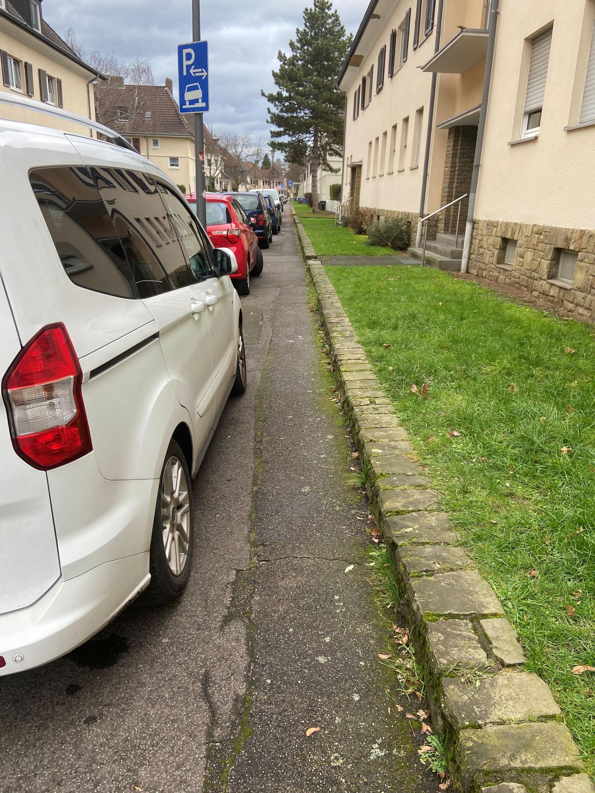 Geparkte Autos an der Zeppelinstraße