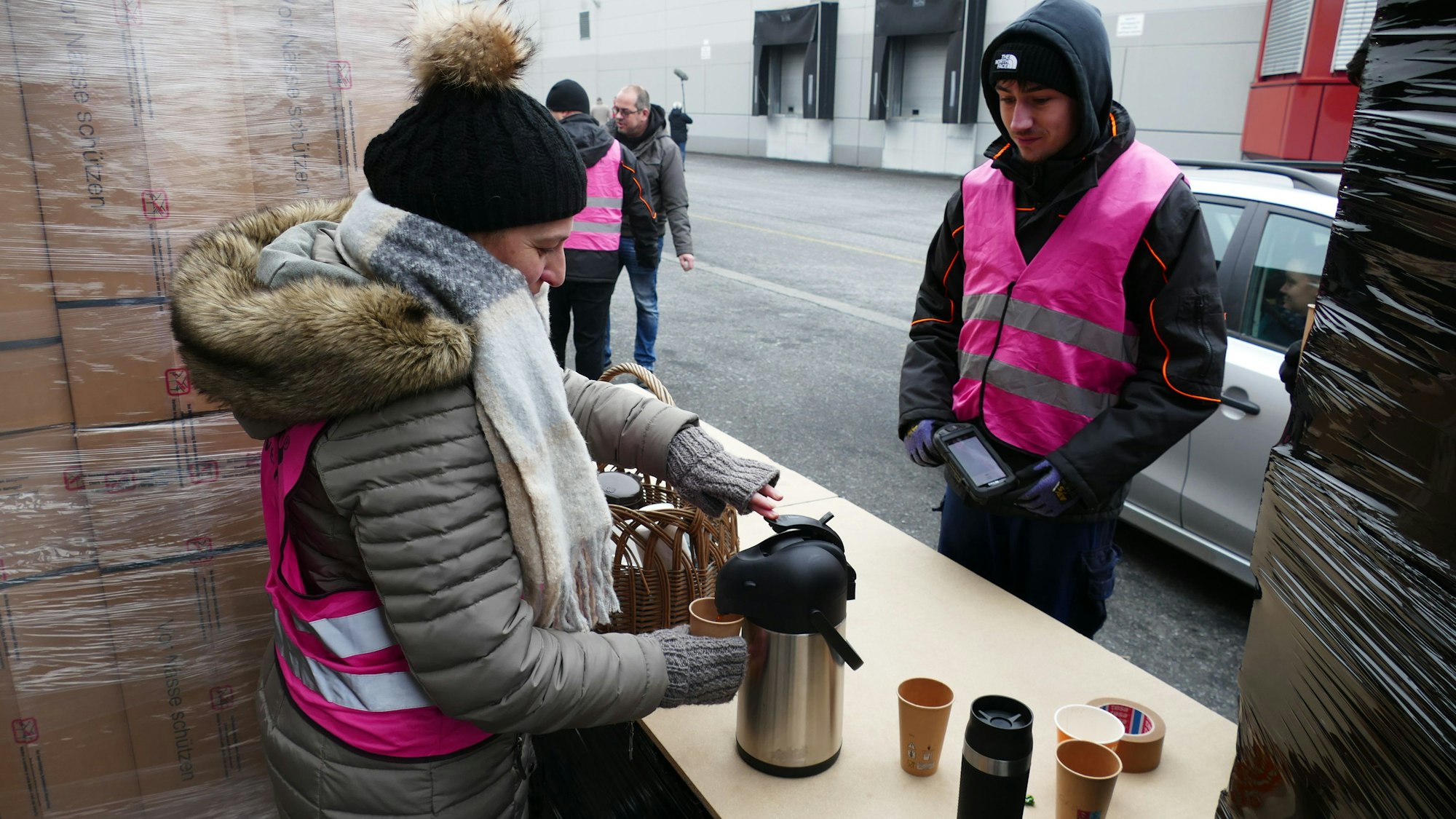 Heißer Kaffee und Tee helfen den Mitarbeitenden von Weco, die eisigen Temperaturen von minus vier Grad auszuhalten.