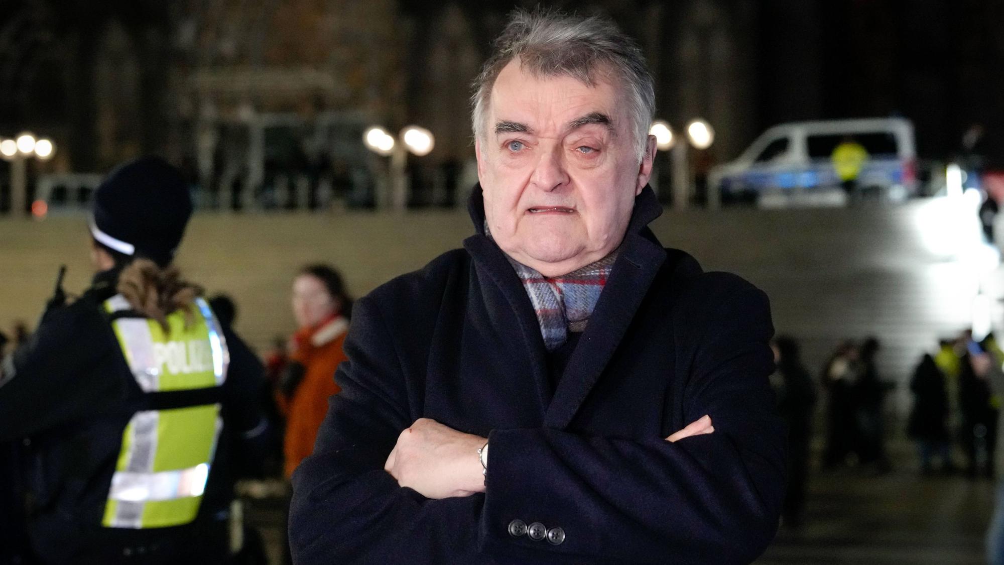 NRW Innenminister Reul besucht Einsatzkraefte in Koeln NRW Innenminister Herbert Reul CDU am Hauptbahnhof Koeln, vor dem Koelner Dom und Einsatzfahrzeuge im Hintergrund am Silvesterabend, Koeln, 31.12.2023 Koeln Nordrhein-Westfalen Deutschland *** NRW Minister of the Interior Reul visits emergency services in Cologne NRW Minister of the Interior Herbert Reul CDU at Cologne Central Station, in front of Cologne Cathedral and emergency vehicles in the background on New Years Eve, Cologne, 31 12 2023 Cologne North Rhine-Westphalia Germany