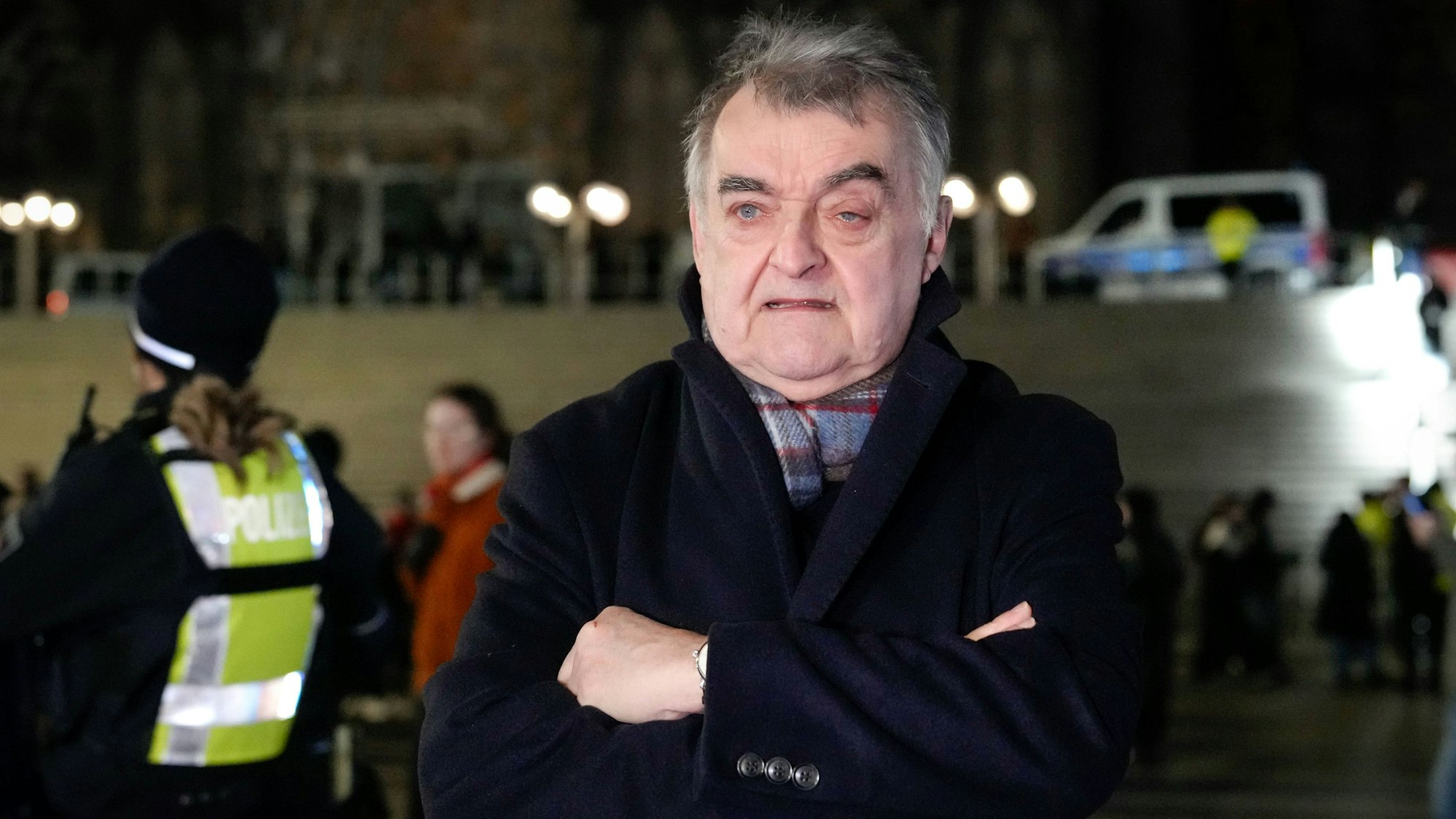 NRW Innenminister Reul besucht Einsatzkraefte in Koeln NRW Innenminister Herbert Reul CDU am Hauptbahnhof Koeln, vor dem Koelner Dom und Einsatzfahrzeuge im Hintergrund am Silvesterabend, Koeln, 31.12.2023 Koeln Nordrhein-Westfalen Deutschland *** NRW Minister of the Interior Reul visits emergency services in Cologne NRW Minister of the Interior Herbert Reul CDU at Cologne Central Station, in front of Cologne Cathedral and emergency vehicles in the background on New Years Eve, Cologne, 31 12 2023 Cologne North Rhine-Westphalia Germany