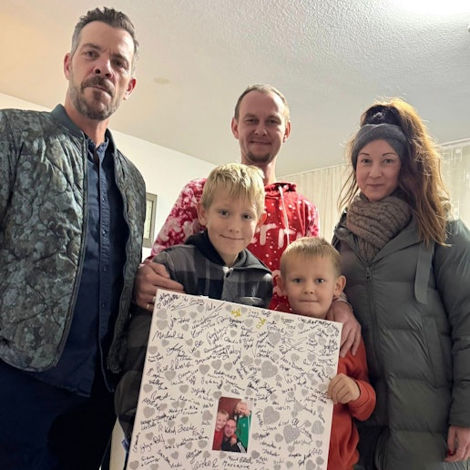 Drei Erwachsene und zwei Kinder schauen in die Kamera.