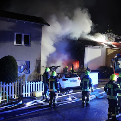 Blick auf eine Einsatzstelle der Feuerwehr.