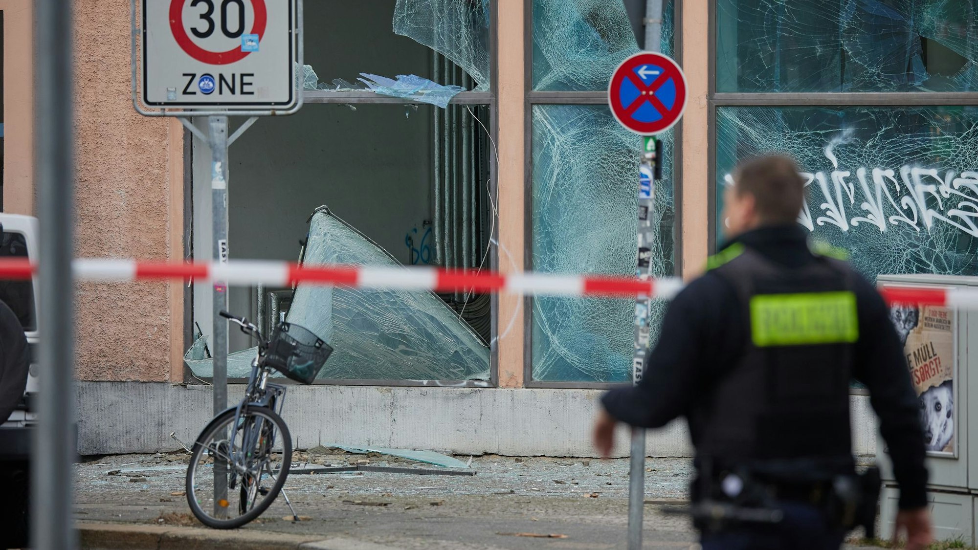 Durch eine starke Explosion gingen vor einem Jahr im Berliner Stadtteil Schöneberg viele Fensterscheiben zu Bruch (Archivbild).