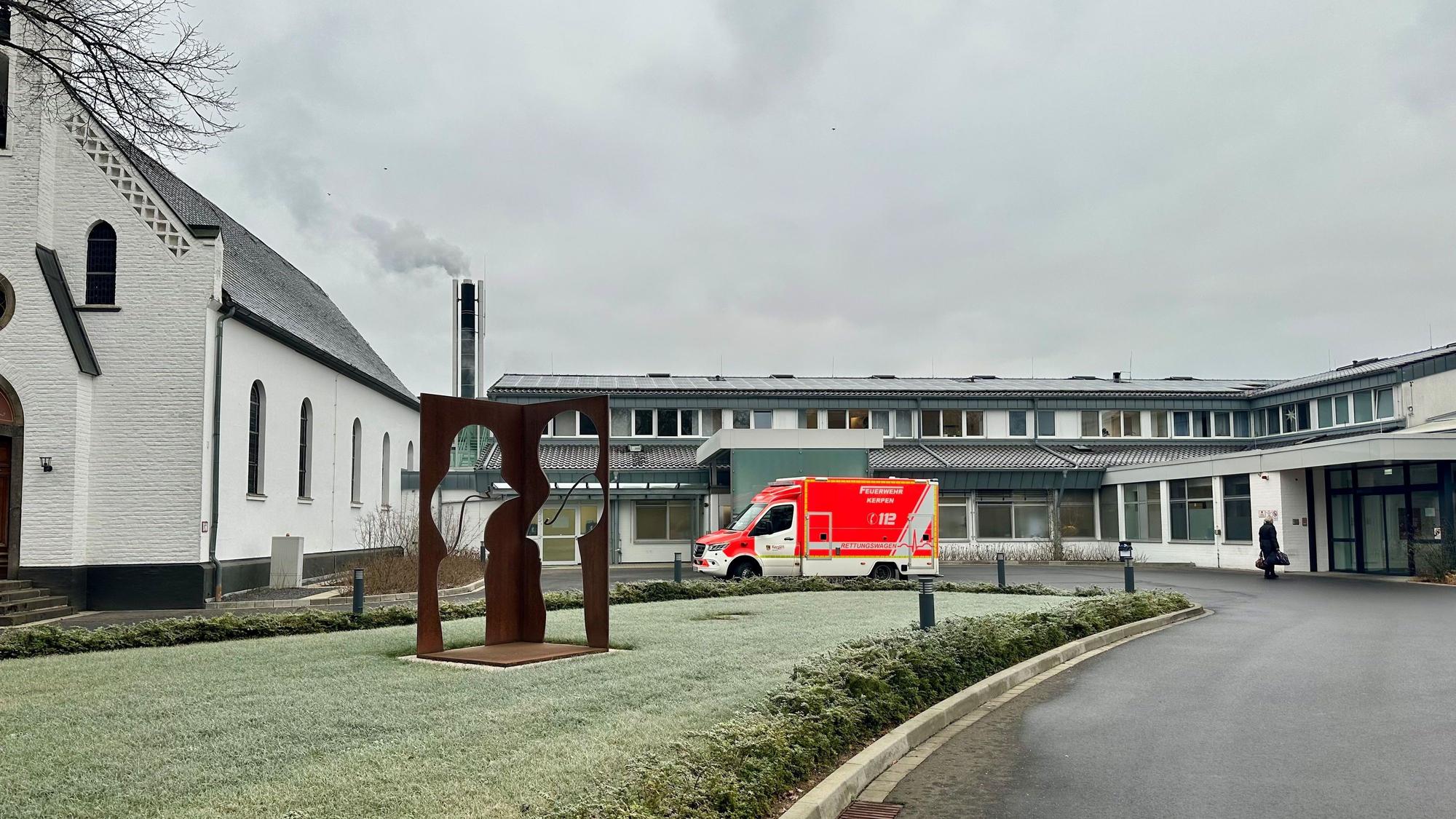 Das Foto zeigt ein Krankenhaus, vor dem ein Rettungswagen steht.