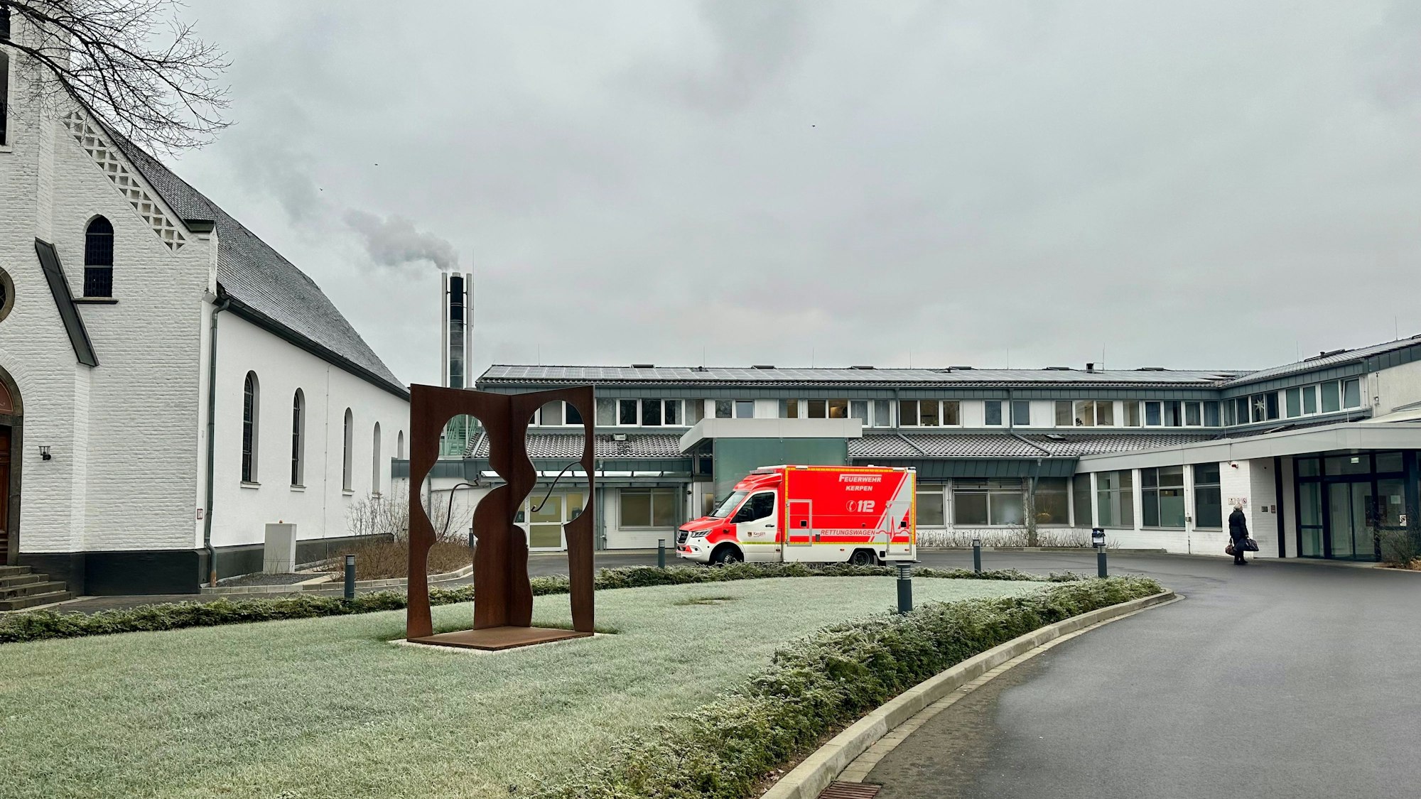 Das Foto zeigt ein Krankenhaus, vor dem ein Rettungswagen steht.