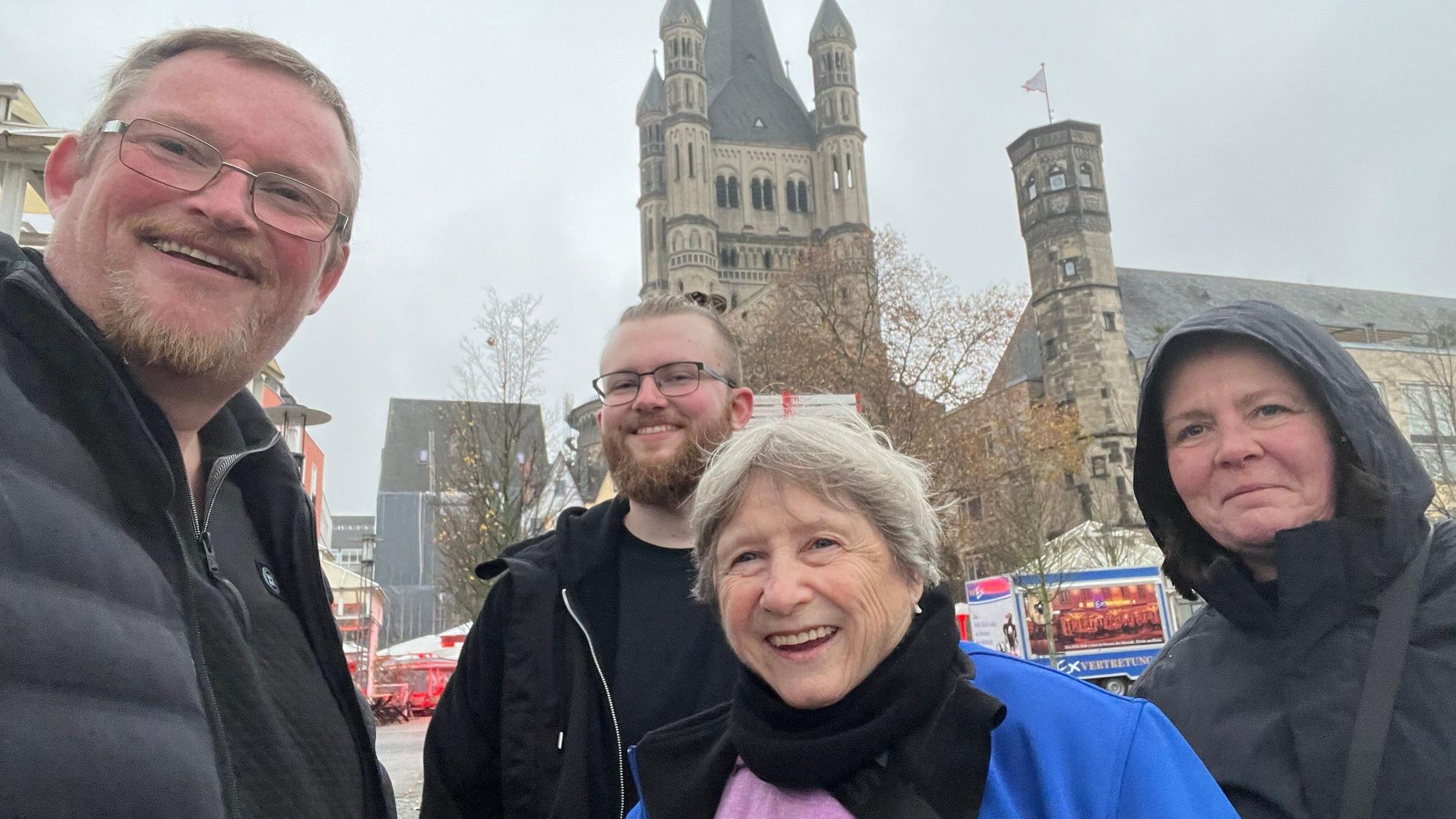 Die Familien von Spender und Empfängerin auf einem Weihnachtsmarkt in Köln.
