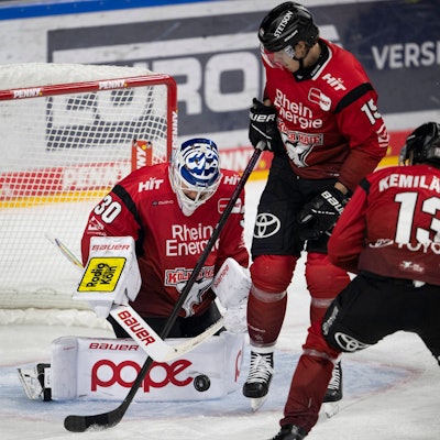 PENNY DEL: Kölner Haie - Fischtown Pinguins Bremerhaven Köln, 26.12.2025 Janne Juvonen Kölner Haie, Torwart, 30 Louis- Marc Aubry Kölner Haie, Sturm, 15 Valtteri Kemiläinen Kölner Haie, Verteidigung, 13 PENNY DEL: Kölner Haie - Fischtown Pinguins Bremerhaven am 26.12.2025 in der Lanxess Arena in Köln Deutschland. *** PENNY DEL Kölner Haie Fischtown Pinguins Bremerhaven Cologne, 26 12 2025 Janne Juvonen Kölner Haie, Goalkeeper, 30 Louis Marc Aubry Kölner Haie, Forward, 15 Valtteri Kemiläinen Kölner Haie, Defense, 13 PENNY DEL Kölner Haie Fischtown Pinguins Bremerhaven on 26 12 2025 at the Lanxess Arena in Cologne Germany Copyright: xBEAUTIFULxSPORTS/AndreasxDickx