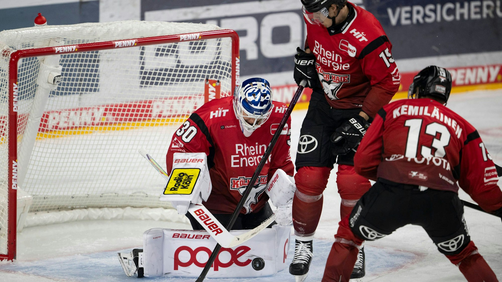 PENNY DEL: Kölner Haie - Fischtown Pinguins Bremerhaven Köln, 26.12.2025 Janne Juvonen Kölner Haie, Torwart, 30 Louis- Marc Aubry Kölner Haie, Sturm, 15 Valtteri Kemiläinen Kölner Haie, Verteidigung, 13 PENNY DEL: Kölner Haie - Fischtown Pinguins Bremerhaven am 26.12.2025 in der Lanxess Arena in Köln Deutschland. *** PENNY DEL Kölner Haie Fischtown Pinguins Bremerhaven Cologne, 26 12 2025 Janne Juvonen Kölner Haie, Goalkeeper, 30 Louis Marc Aubry Kölner Haie, Forward, 15 Valtteri Kemiläinen Kölner Haie, Defense, 13 PENNY DEL Kölner Haie Fischtown Pinguins Bremerhaven on 26 12 2025 at the Lanxess Arena in Cologne Germany Copyright: xBEAUTIFULxSPORTS/AndreasxDickx