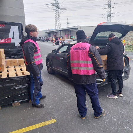 Beim Feuerwerkshersteller Weco in Eitorf hat die Auslieferung der begehrten Überraschungspakete begonnen. Kunden konnten die vorbestellten Pakete zu gewissen Zeitfenstern abholen.