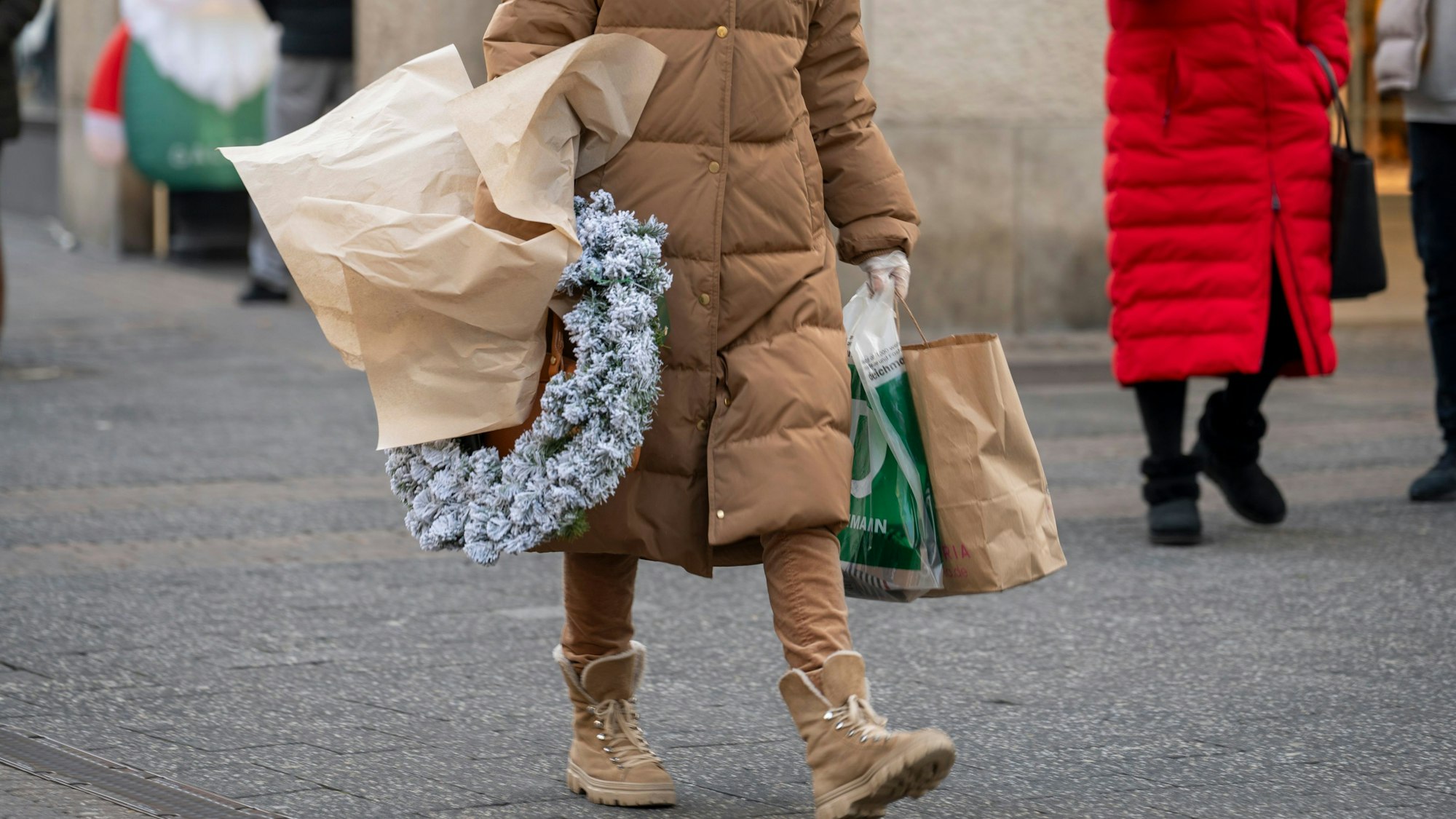 In der Innenstadt bummeln Menschen am 27. Dezember mit Einkaufstüten durch die Fußgängerzonen.