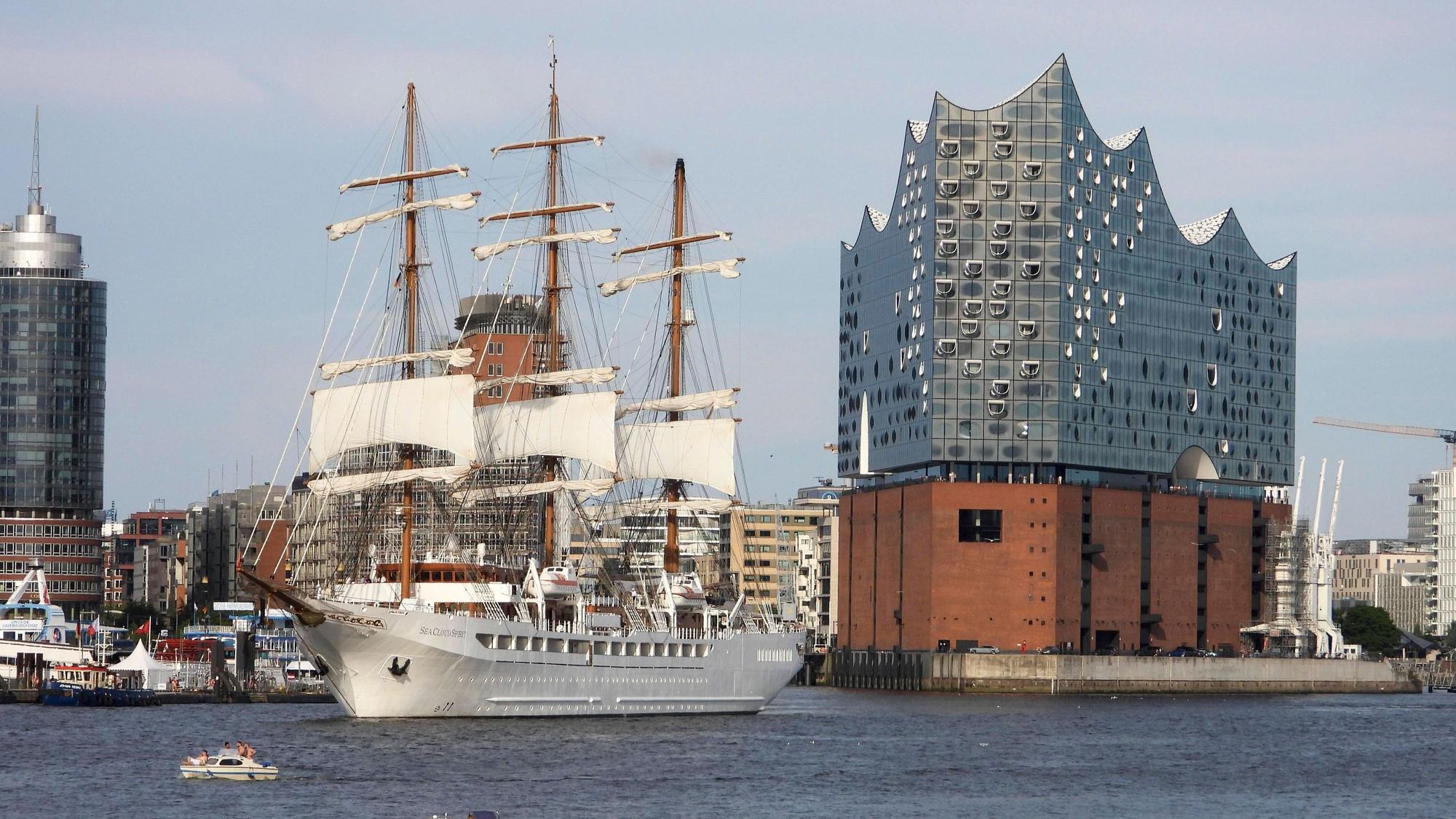 Die „Sea Cloud Spirit“ vor der Hamburger Elbphilharmonie.