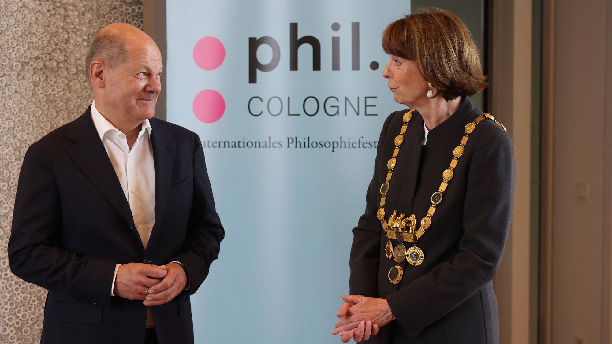 Olaf Scholz, der Bundeskanzler mit Koelns Buergermeisterin Henriette Reker beim Kulturfestival Phil Cologne am 12.06.2023 in der Flora in Koeln Bundeskanzler Olaf Scholz zu Gast bei der Phil. Cologne in Koeln *** Olaf Scholz, the German Chancellor with Colognes Mayor Henriette Reker at the cultural festival Phil Cologne on 12 06 2023 at the Flora in Cologne German Chancellor Olaf Scholz as guest at the Phil Cologne in Cologne