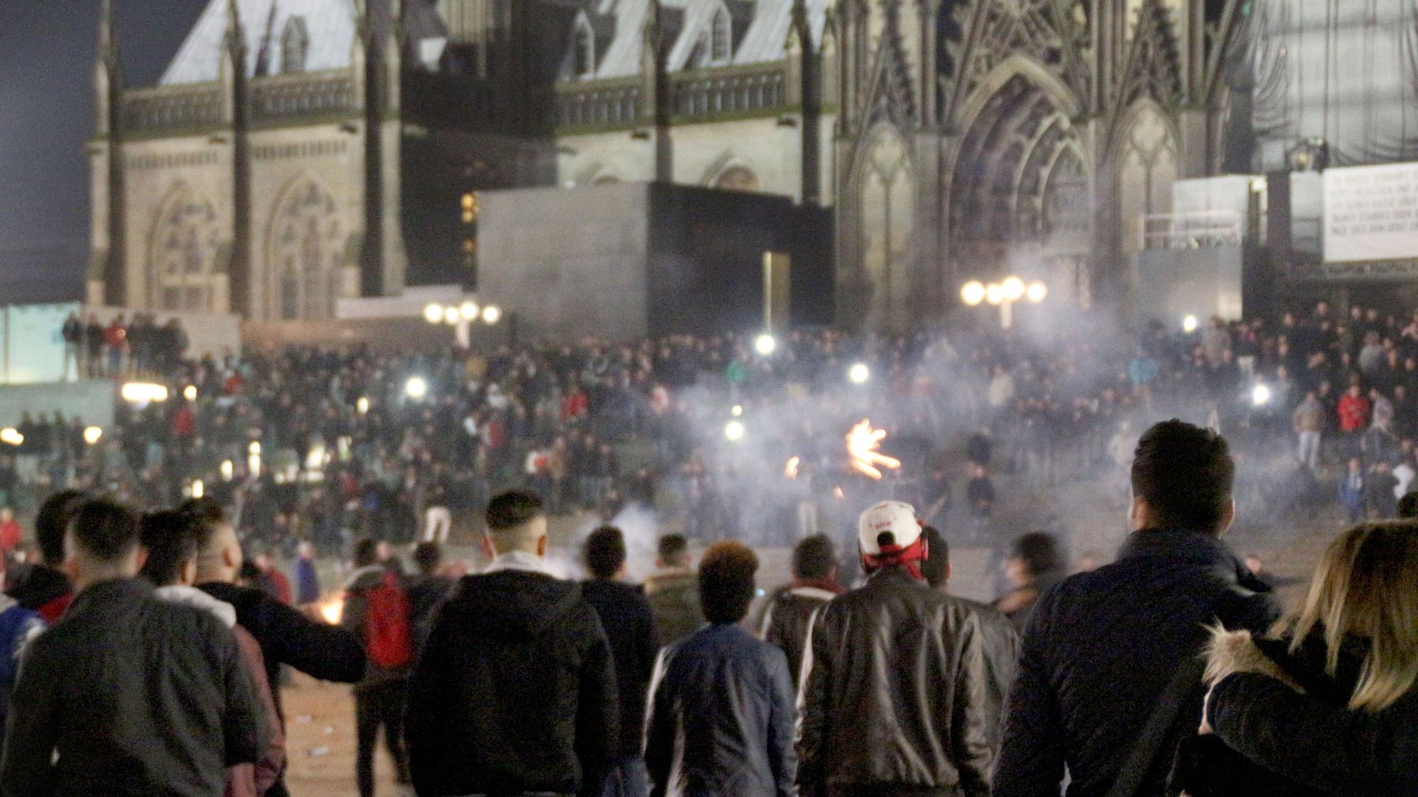 ARCHIV - 30.12.2015, Nordrhein-Westfalen, Köln: Zahlreiche Menschen sind am 31.12.2015 in Köln (Nordrhein-Westfalen) auf dem Vorplatz des Hauptbahnhofs zu sehen. In der Silvesternacht wurden am Kölner Hauptbahnhof Frauen sexuell belästigt und ausgeraubt. (zu dpa: «Mir hilft hier keiner - Zehn Jahre Kölner Silvesternacht») Foto: Markus Boehm/dpa +++ dpa-Bildfunk +++