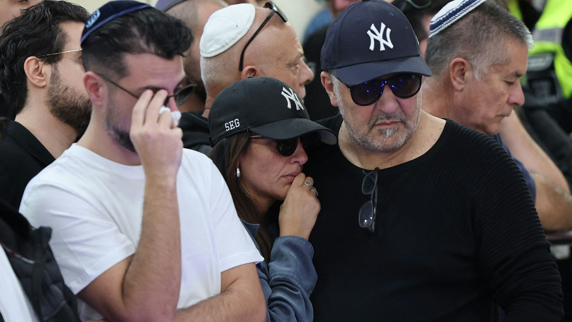 Das Bild zeigt Angehörige und Verwandte des am Bondi Beach getöteten jüdischen französischen Ingenieurs Dan Elkayam. Foto: Jack GUEZ / AFP)