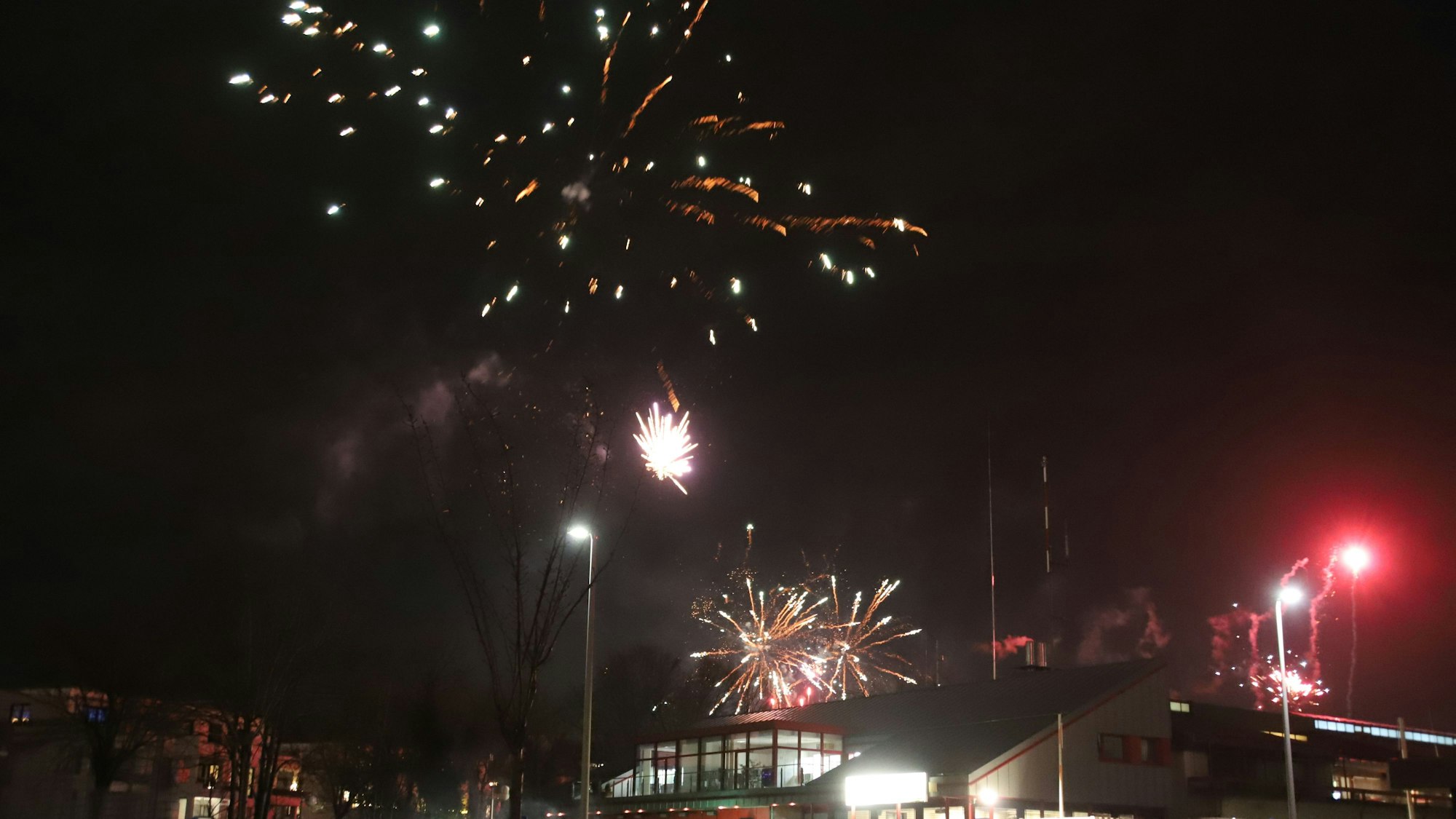 Silvesterfeuerwerk über der Feuerwache