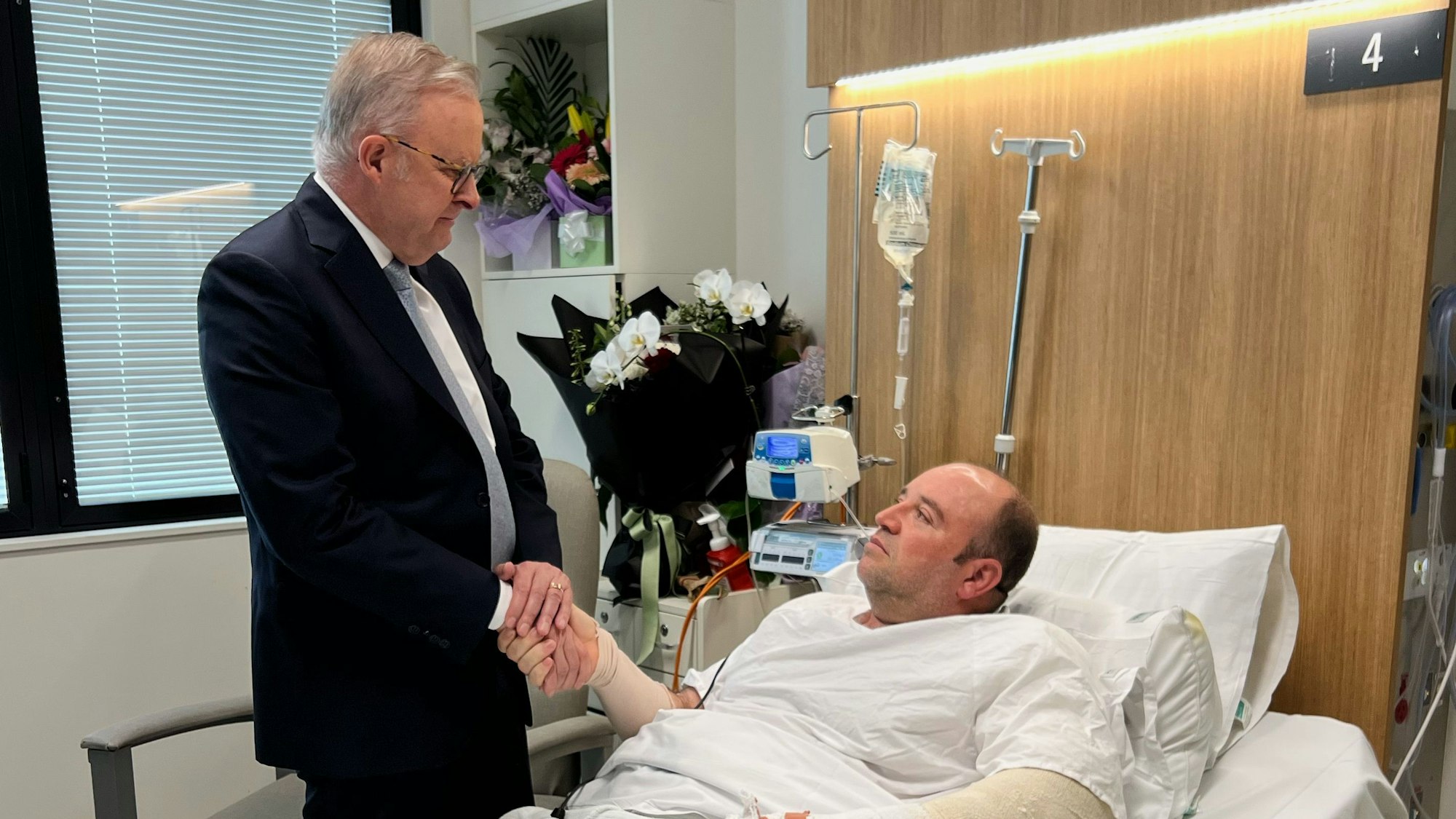 Auf diesem vom Büro des Premierministers veröffentlichten Foto trifft der australische Premierminister Anthony Albanese Ahmed al-Ahmed im St. George Hospital in Sydney, Dienstag, 16. Dezember 2025. Foto: Australian Prime Minister Office/Australian Prime Minister Office/AP/dpa -
