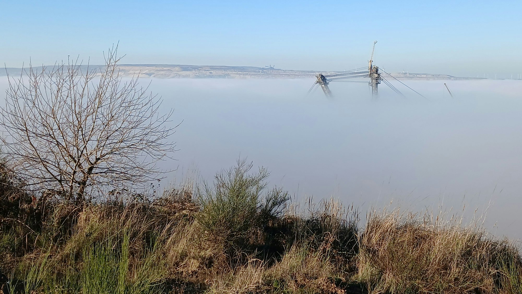 Im Tagebau im Hambacher Forst versanken die Braunkohlebagger im Nebel.