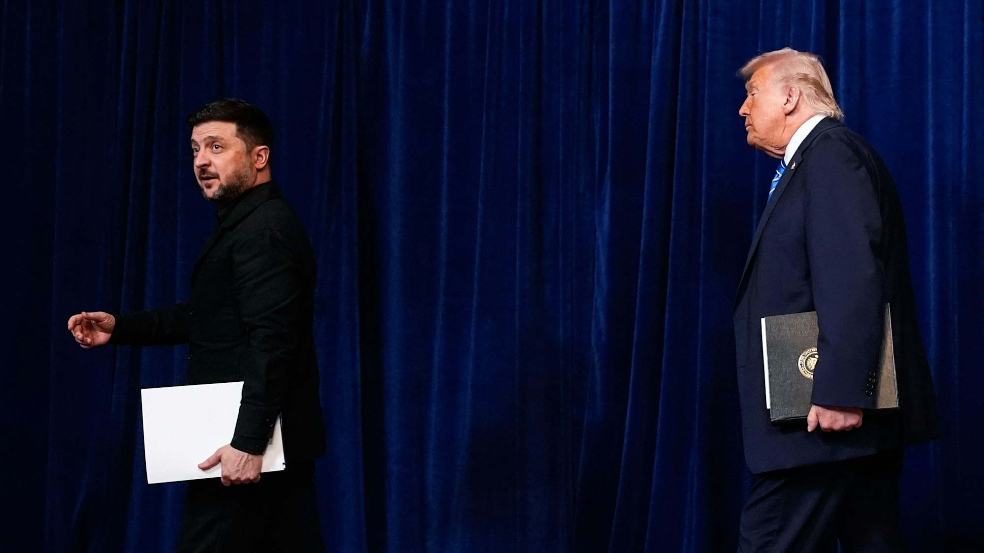 US-Präsident Donald Trump (r) und Wolodymyr Selenskyj (l), Präsident der Ukraine, verlassen eine gemeinsame Pressekonferenz in Trumps Mar-a-Lago Club.