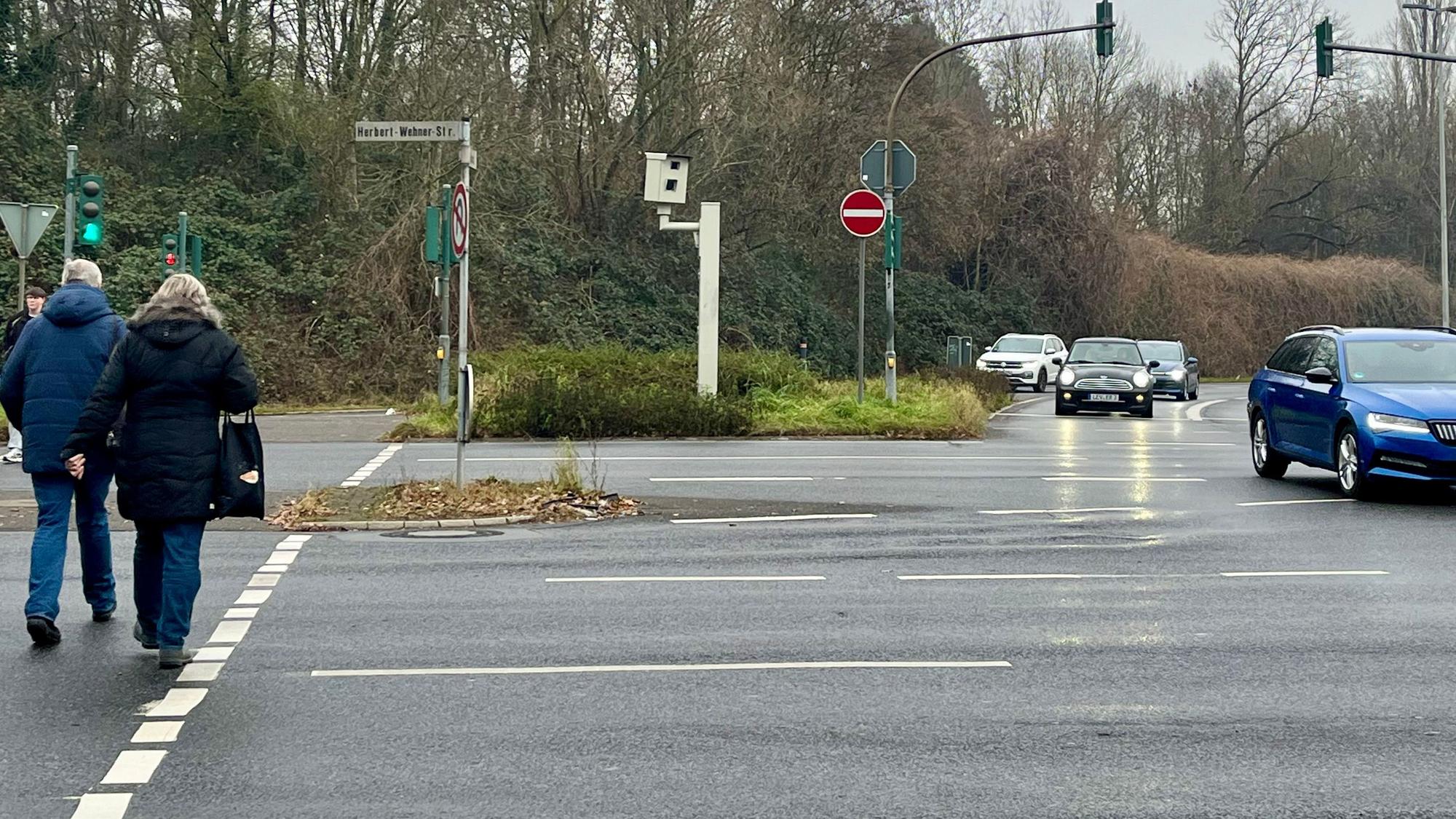 Der Blitzer an der Oulustraße steht seit Dezember 2024, hat aber bisher nur Geld gekostet.
