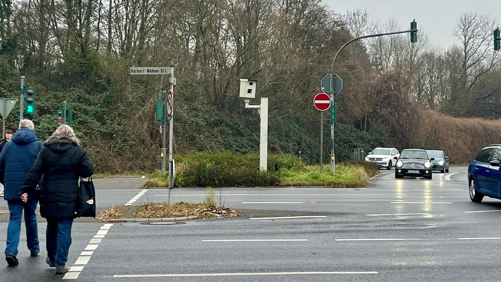 Der Blitzer steht schon lange an der Oulustraße, jetzt blitzt er auch.