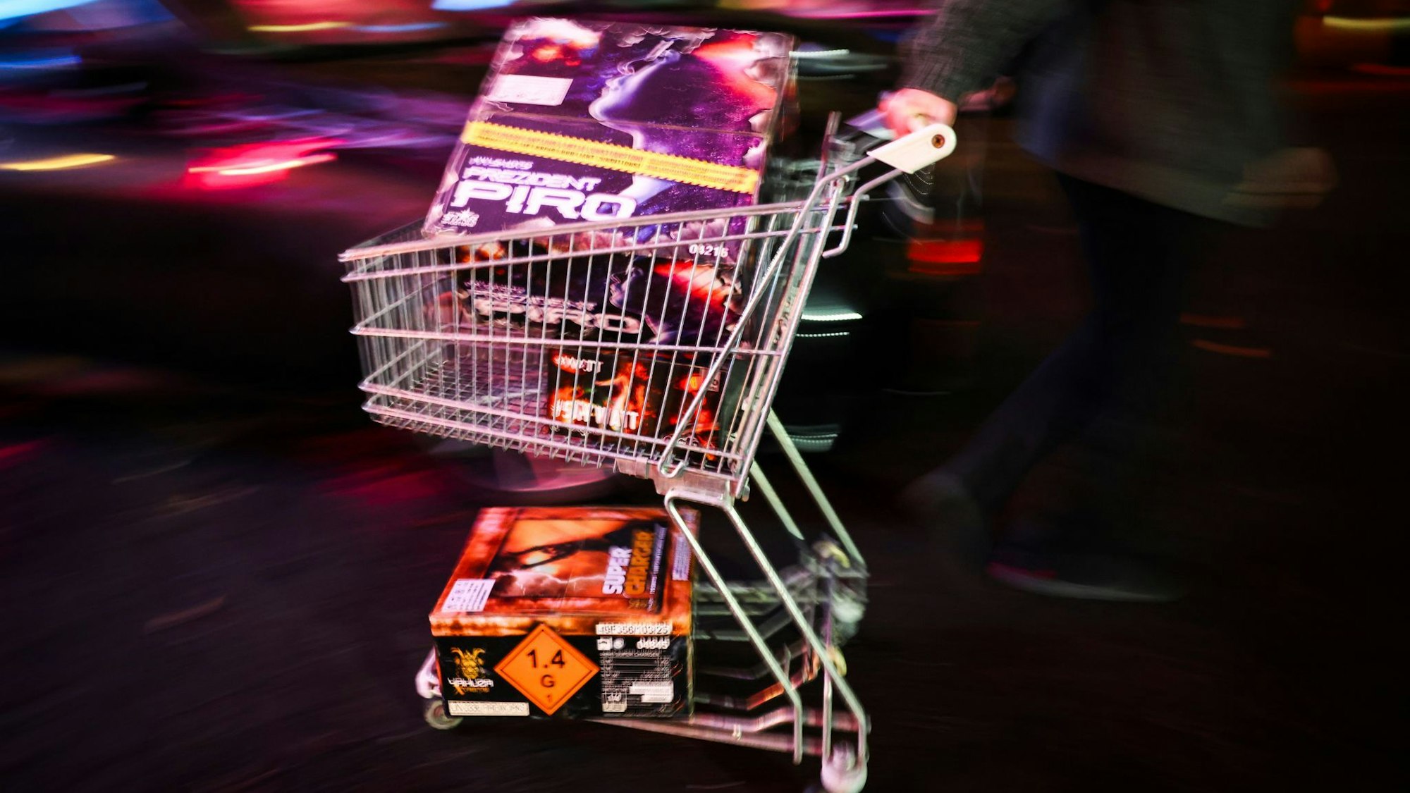 In Bochum und im Kreis Steinfurt haben Unbekannte ganze Seecontainer aufgebrochen und Knaller und Böller gestohlen.