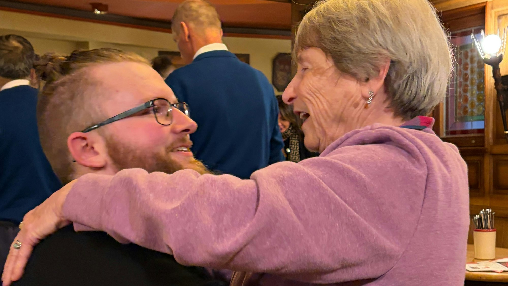 Stammzellenspender Felix Vekeman umarmt Rosanna Lalond.