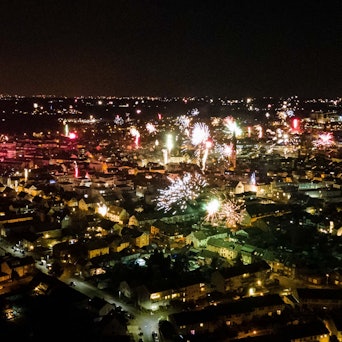 Das Bild zeigt das Silvesterfeuerwerk über der Kreisstadt. Aufgenommen worden ist es mit einer Drohne.