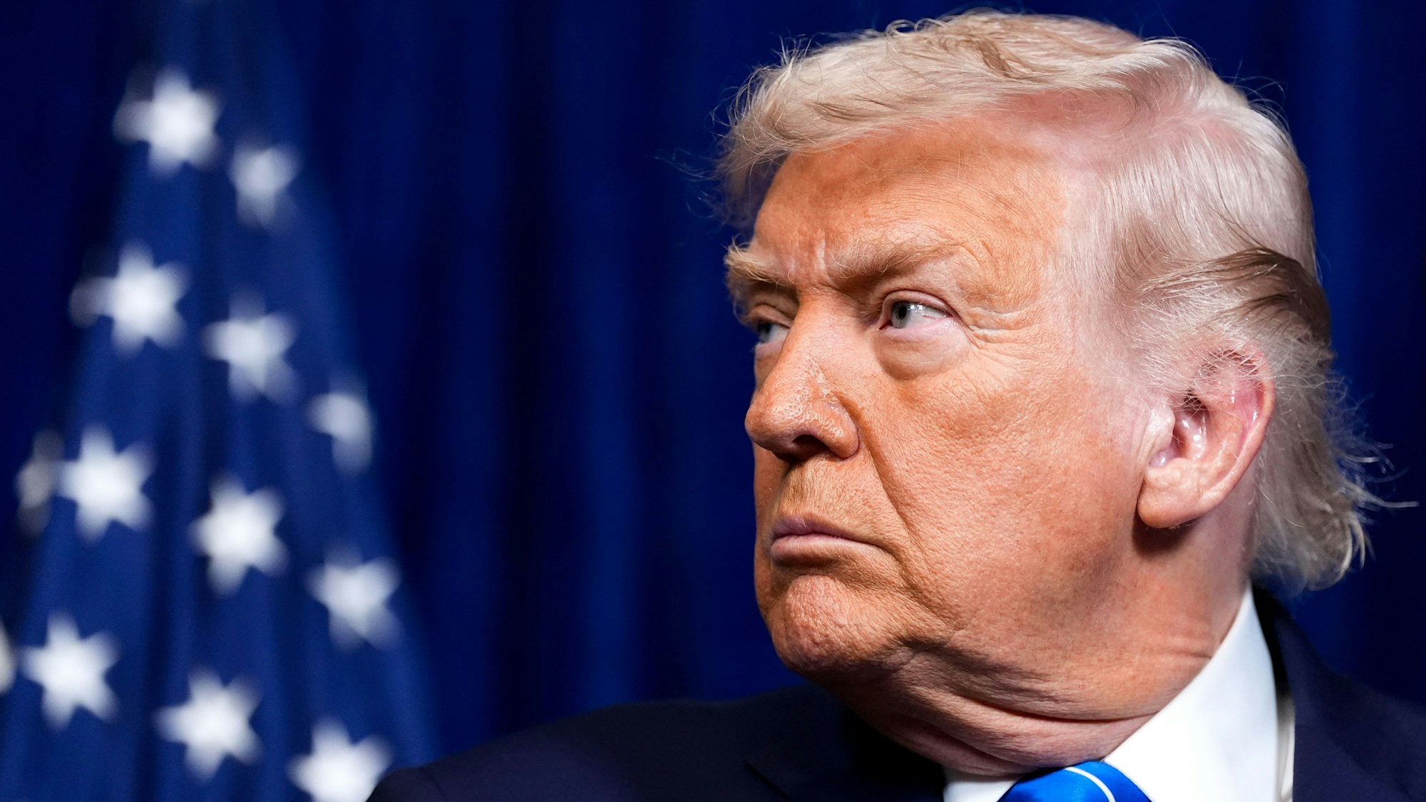 US-Präsident Donald Trump nimmt an einer gemeinsamen Pressekonferenz mit Selenskyj, Präsident der Ukraine, nach einem Treffen in Trumps Mar-a-Lago-Club teil.