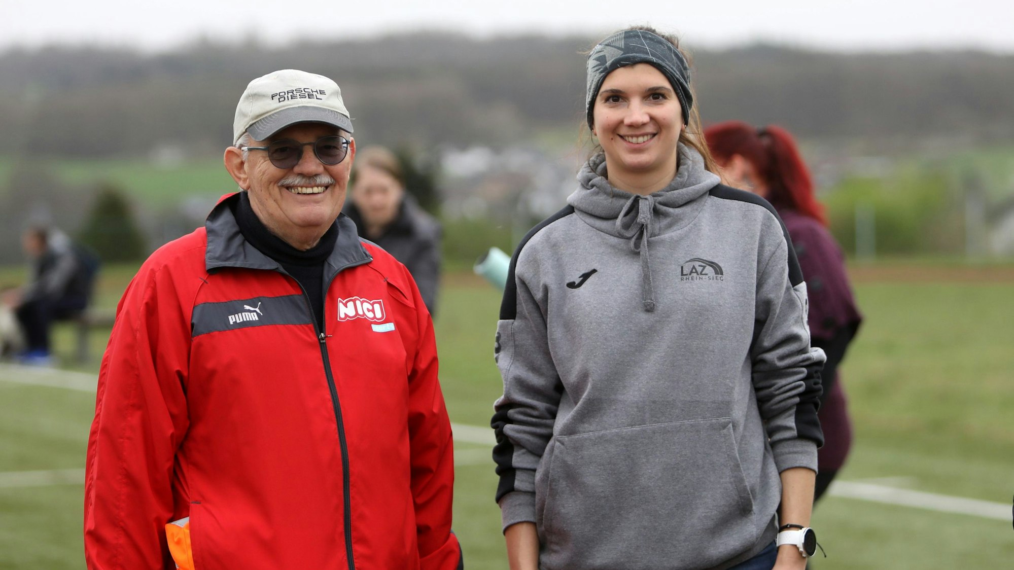 Ein Mann und eine Frau in Trainingskleidung.