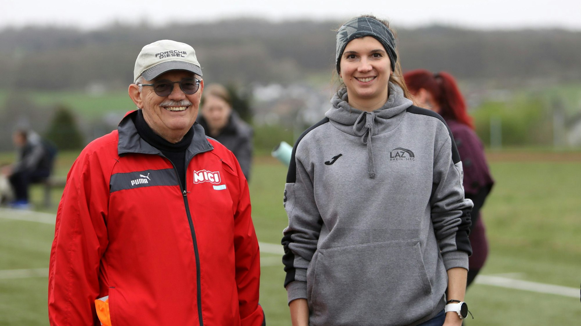 Ein Mann und eine Frau in Trainingskleidung.