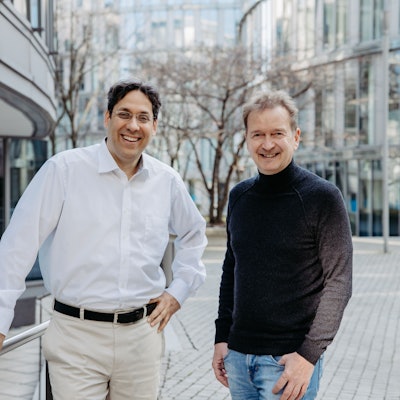 Zwei Männer stehen nebeneinander. Foto: Octonomy