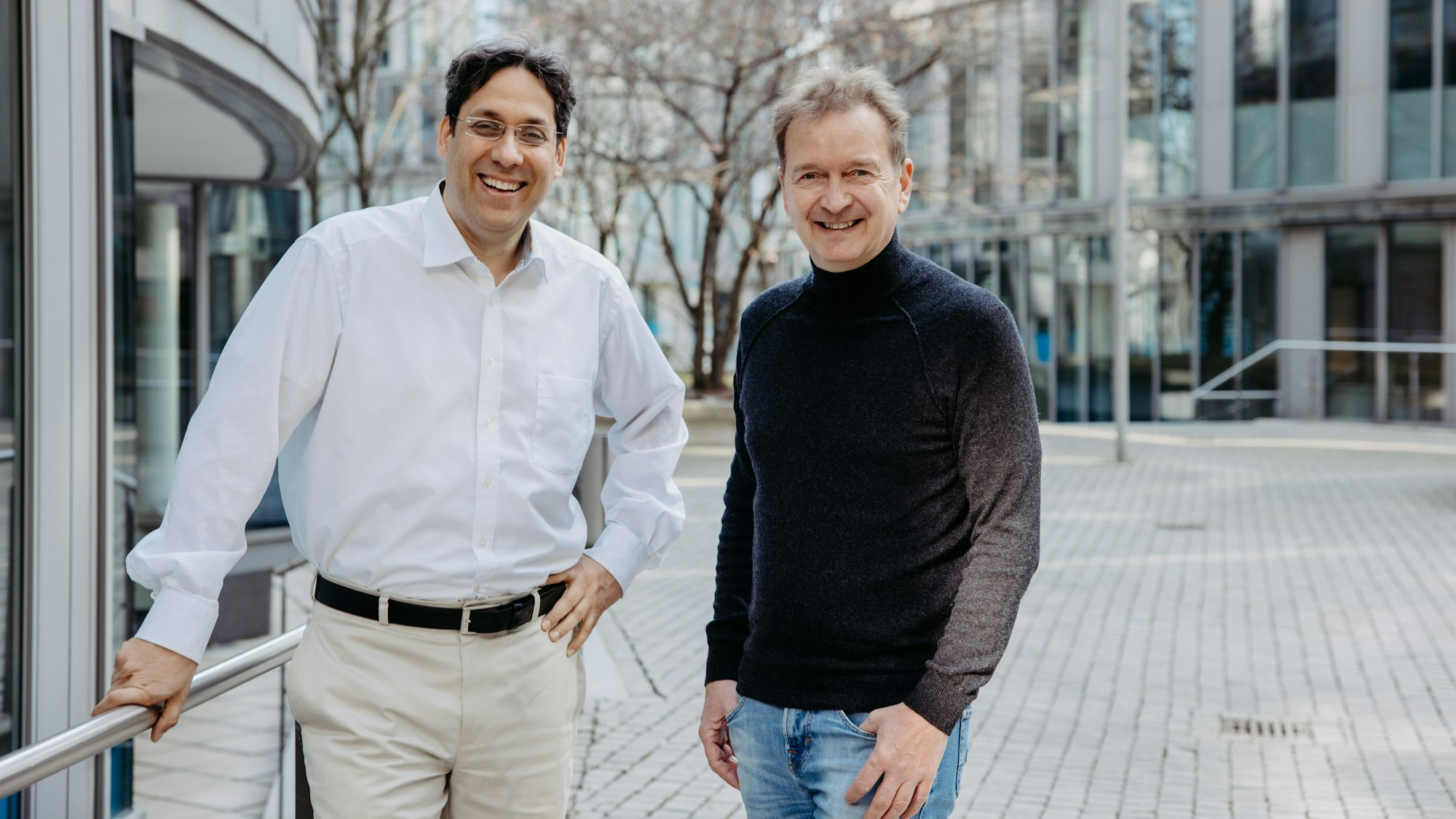 Zwei Männer stehen nebeneinander. Foto: Octonomy