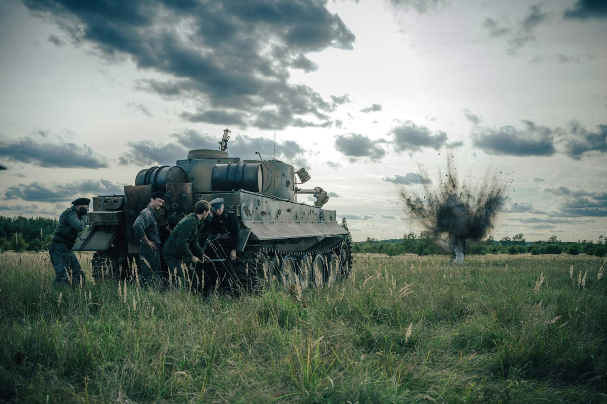 Heimlicher Hauptdarsteller des von Dennis Gansel (“Die Welle“) geschriebenen und inszenierten Films „Der Tiger“ ist dieser Panzer. Am 18. September 2025 startete das Kriegsdrama in ausgewählten Kinos. Nun ist es bei Amazon Prime zu sehen. (Bild: Amazon MGM Studios)
