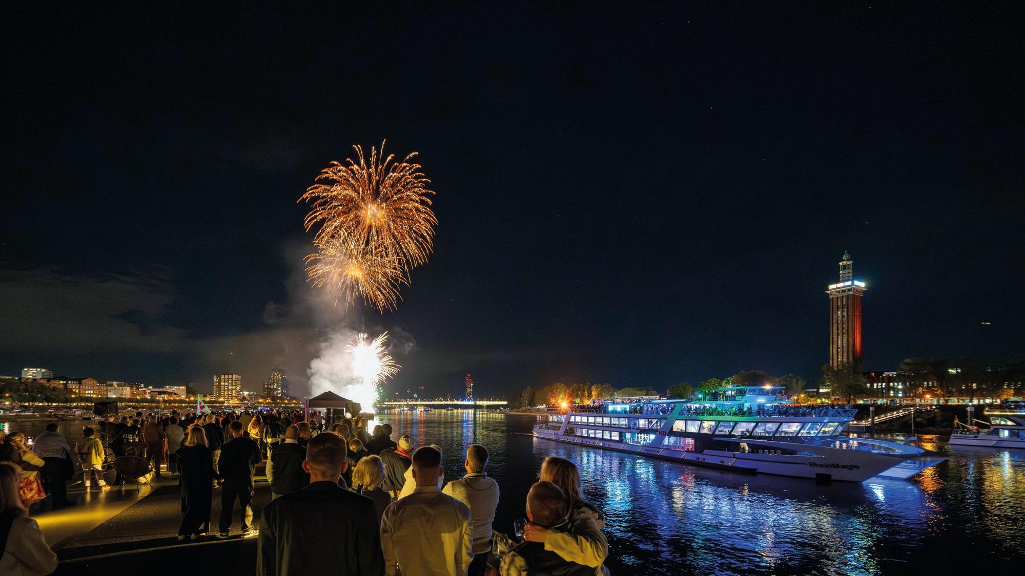 Viele Passagiere buchen lange im Voraus die begehrten Silvestertickets, um sich die Fahrten und den besonderen Blick auf das Feuerwerk zu sichern.