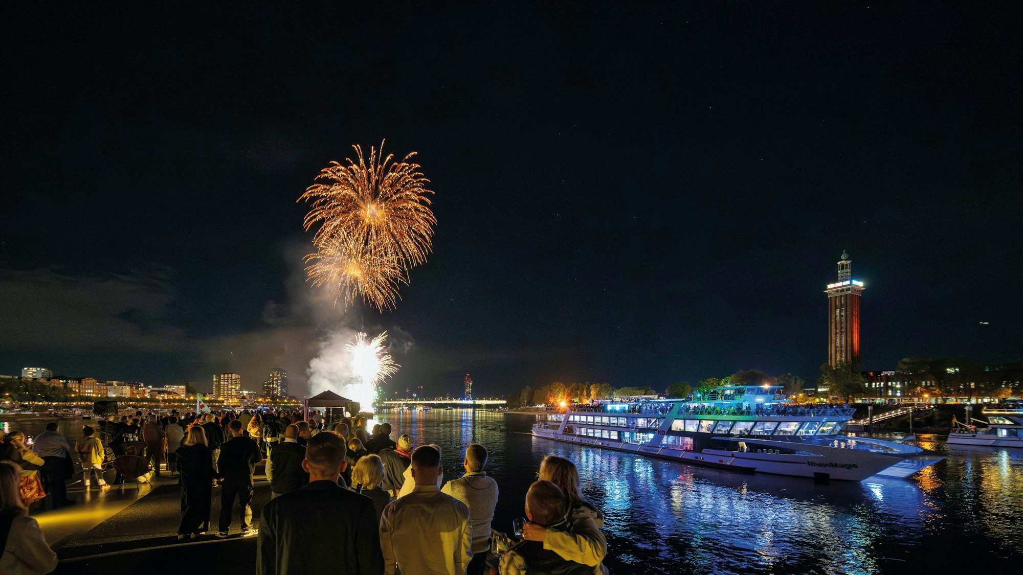 Viele Passagiere buchen lange im Voraus die begehrten Silvestertickets, um sich die Fahrten und den besonderen Blick auf das Feuerwerk zu sichern.