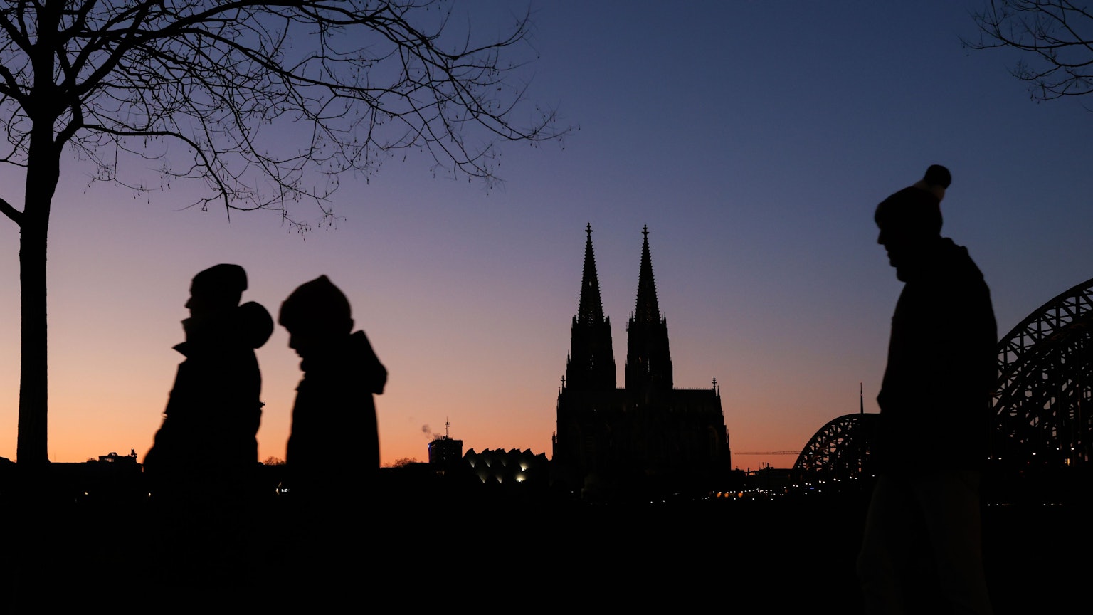 Kölner Dompanorama im Winter.