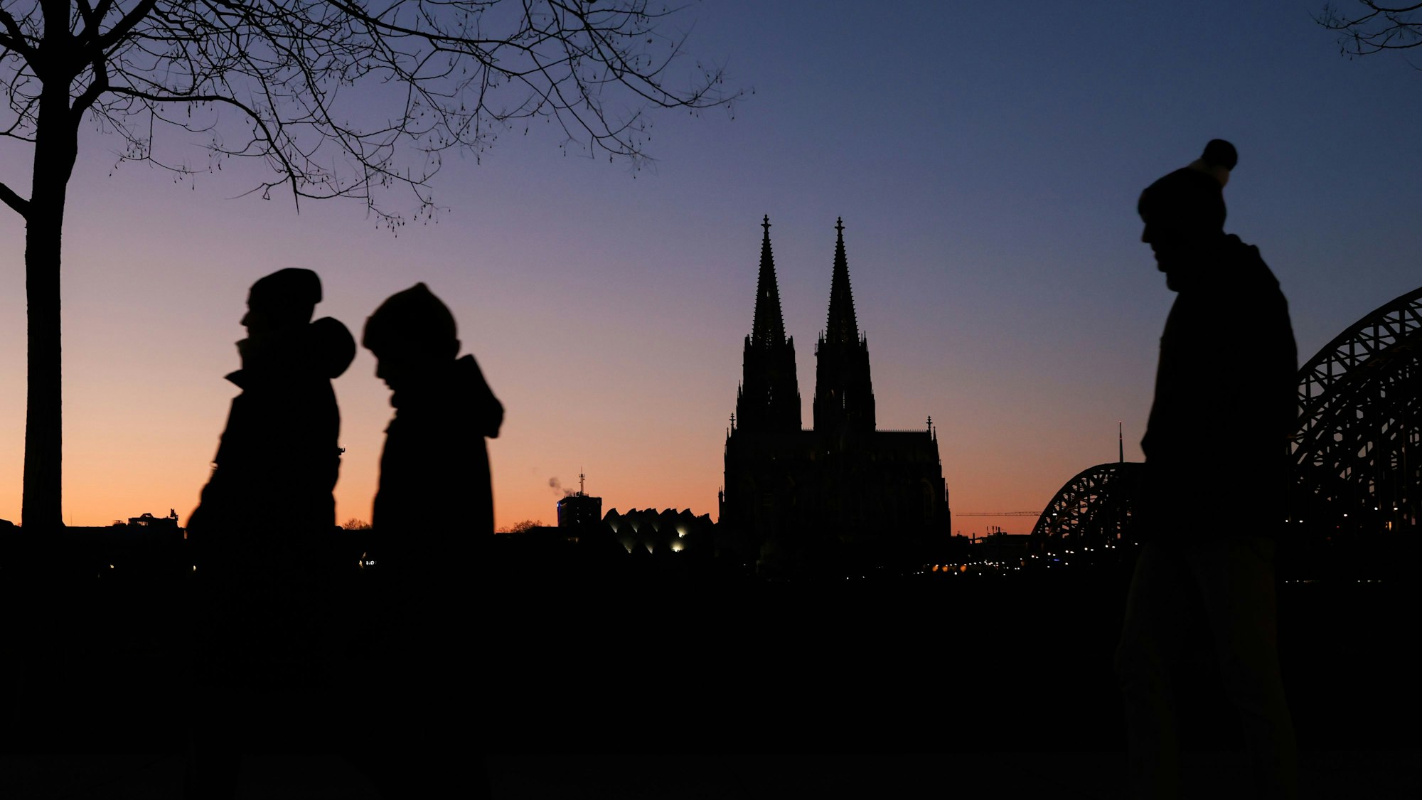 Kölner Dompanorama im Winter.