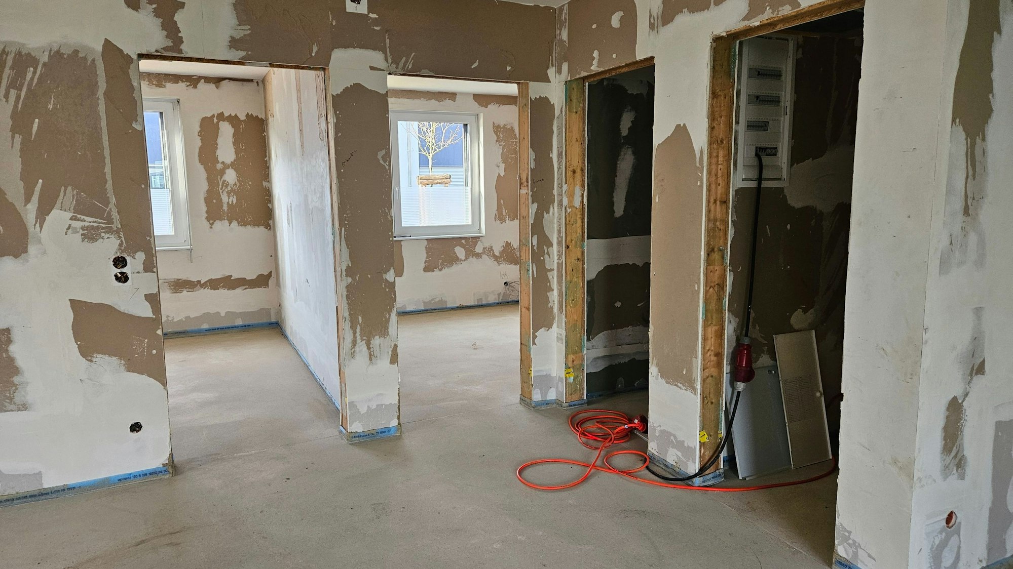 Zu sehen ist das Innere eines Hauses im Rohbauzustand.