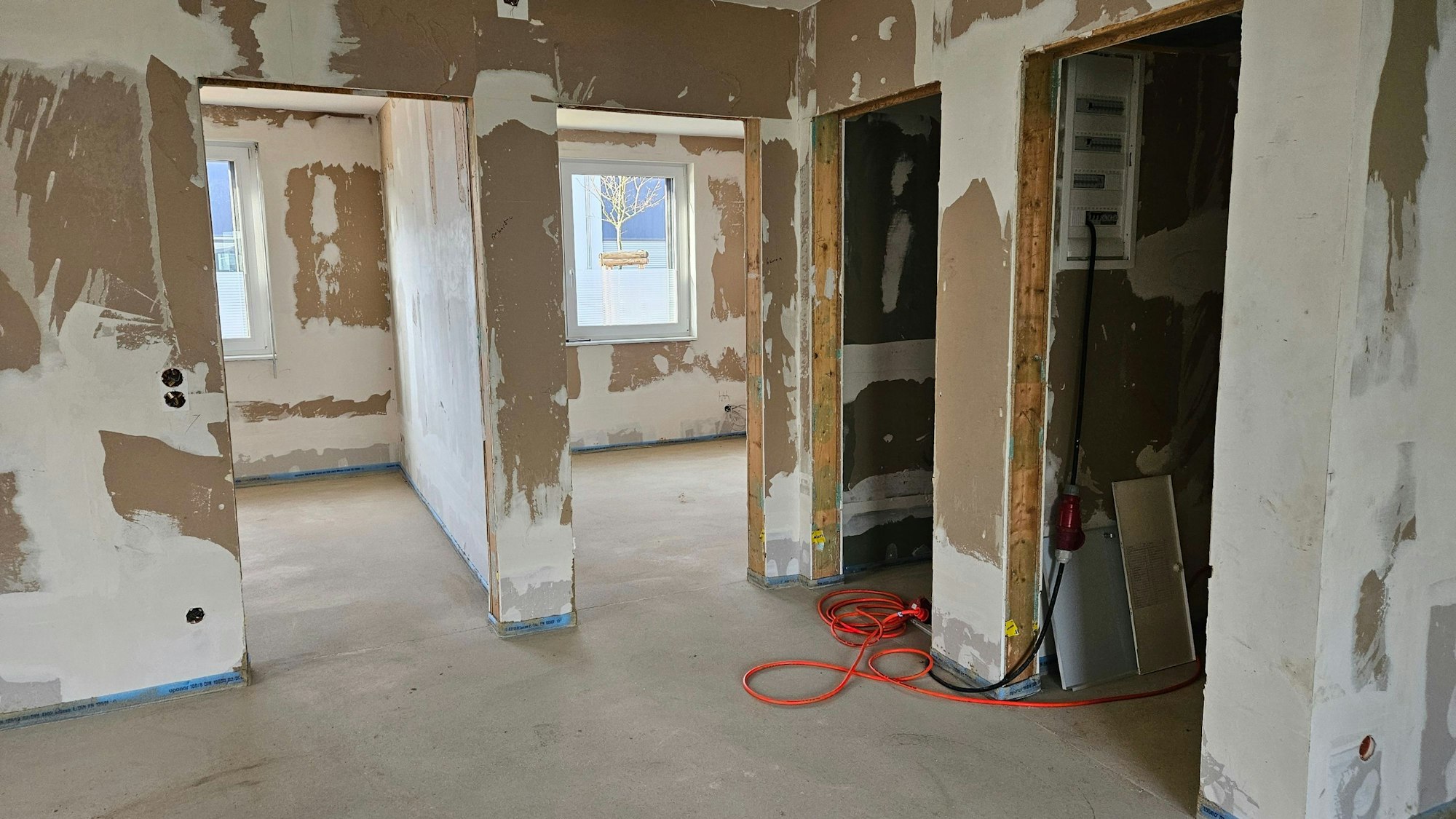 Zu sehen ist das Innere eines Hauses im Rohbauzustand.