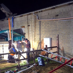 Das Bild zeigt eine Szene der Rettung. Das Tier hängt an Schlingen und wird vorsichtig aus der Grube gezogen.