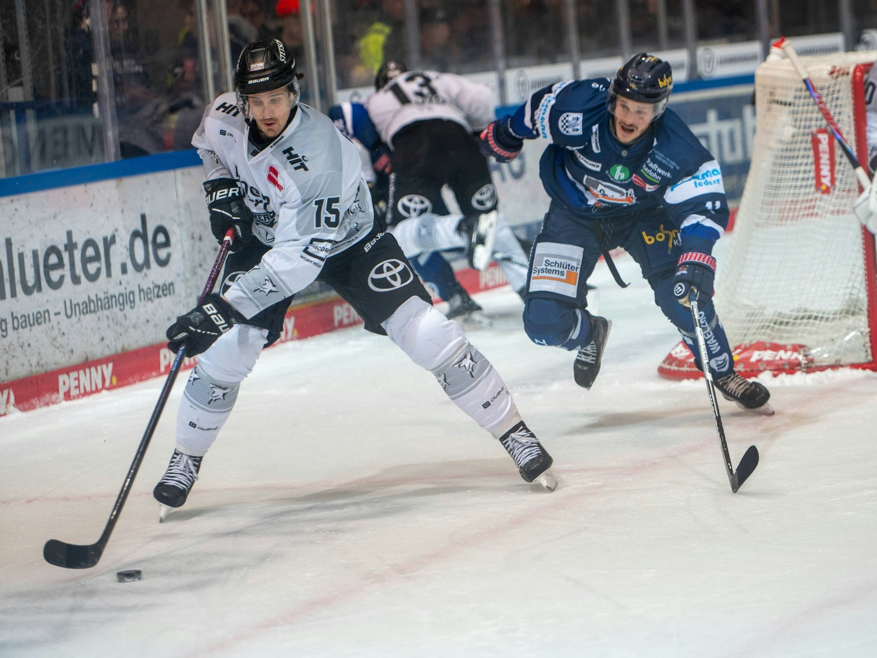 Die Kölner Haie haben kurz vor dem Jahreswechsel in Iserlohn gewonnen.