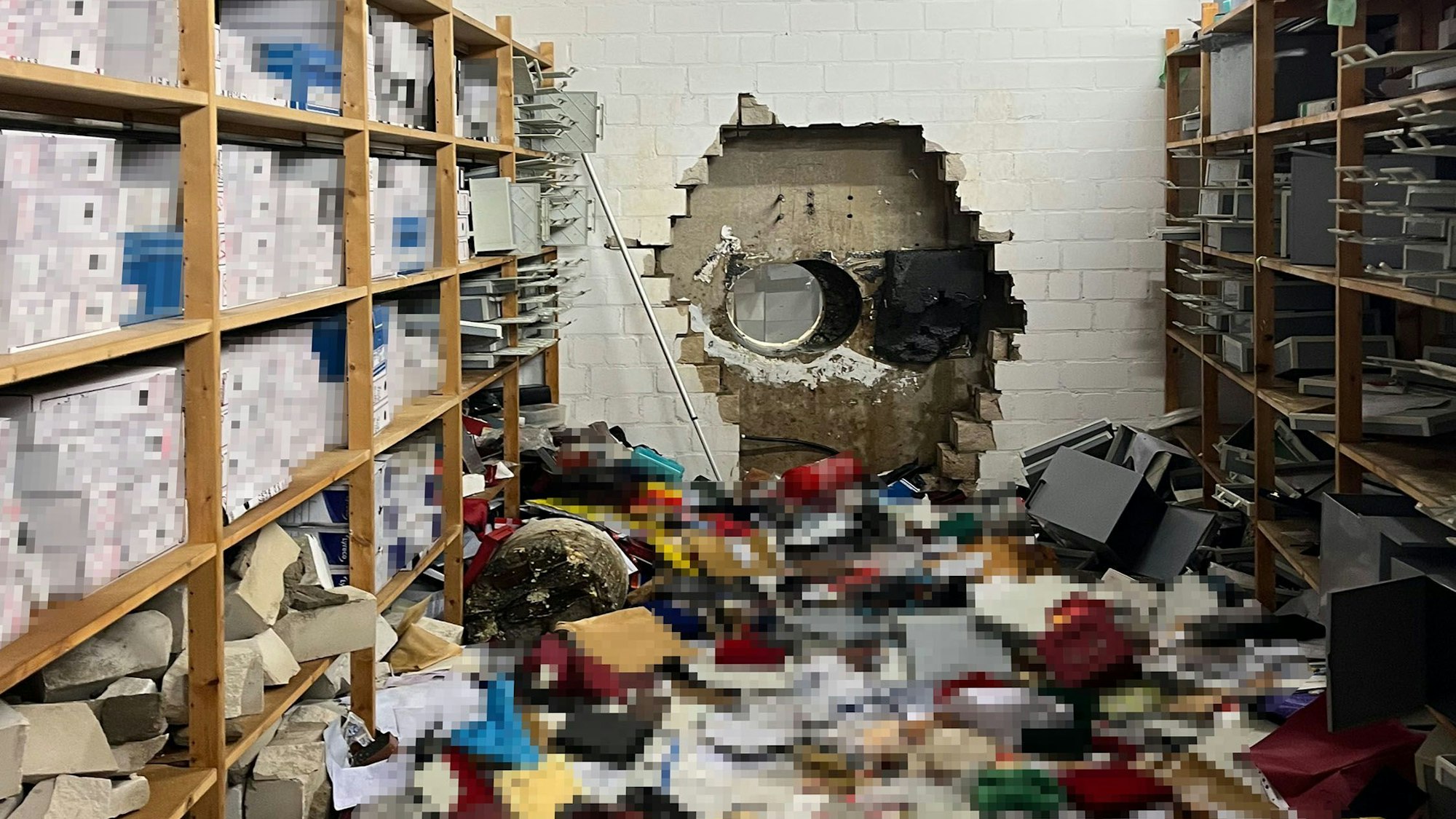 Ein großes Loch ist in der Wand eines Vorraums zum Tresorraums (dahinter) einer Sparkasse zu sehen.