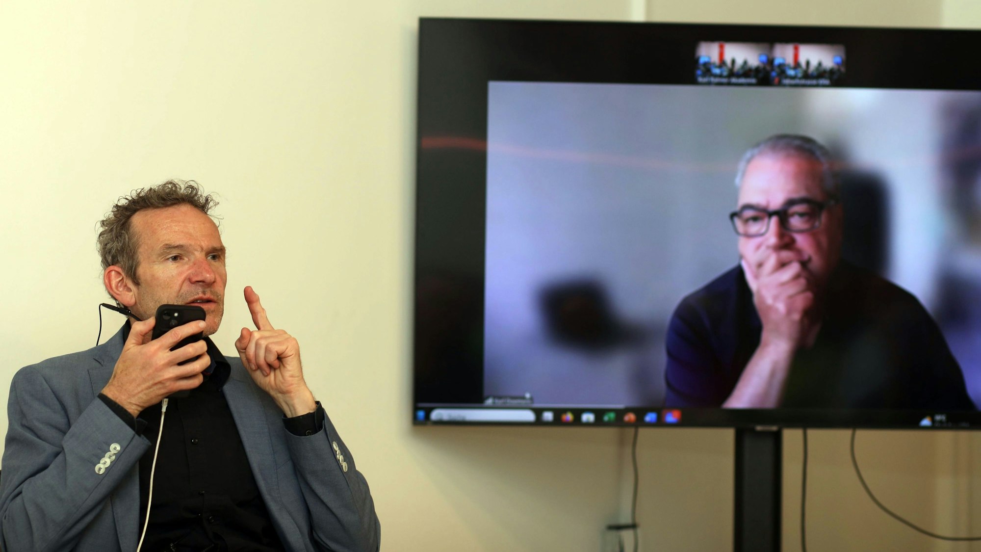 Das Bild zeigt Joachim Frank und Karl Doemens (Monitor) bei der Talkreihe „frank&frei". Foto: Arton Krasniqi