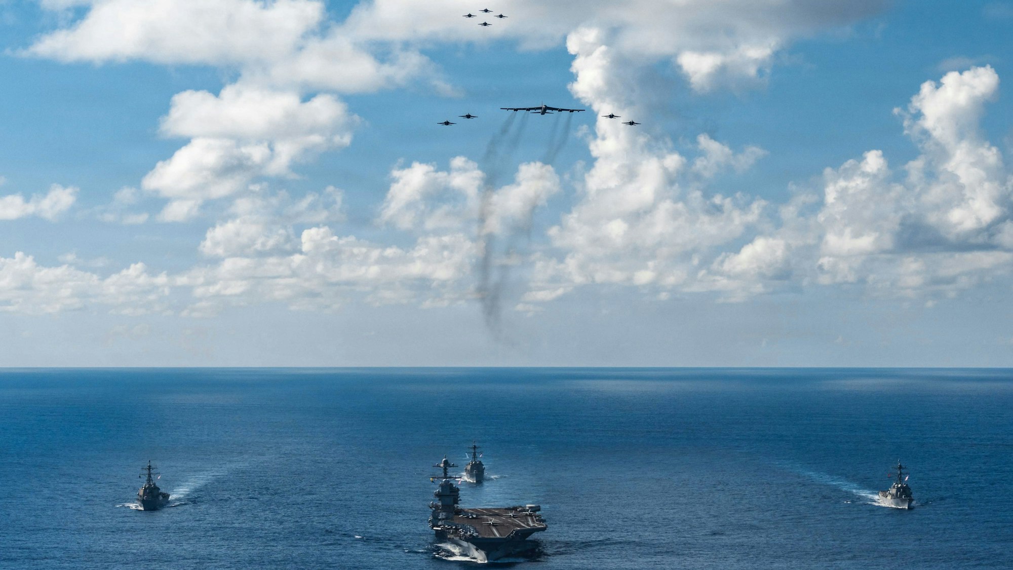 Auf diesem von der Pressestelle des Pentagons zur Verfügung gestellten Bild ist die Gerald-R.-Ford-Flugzeugträgerkampfgruppe der US-Marine zu sehen, darunter der Flugzeugträger USS Gerald R. Ford (M., CVN 78), die USS Winston S. Churchill (r, DDG 81) und die USS Mahan (l, DDG 72). Die USA zerstören immer wieder angebliche Drogenboote.