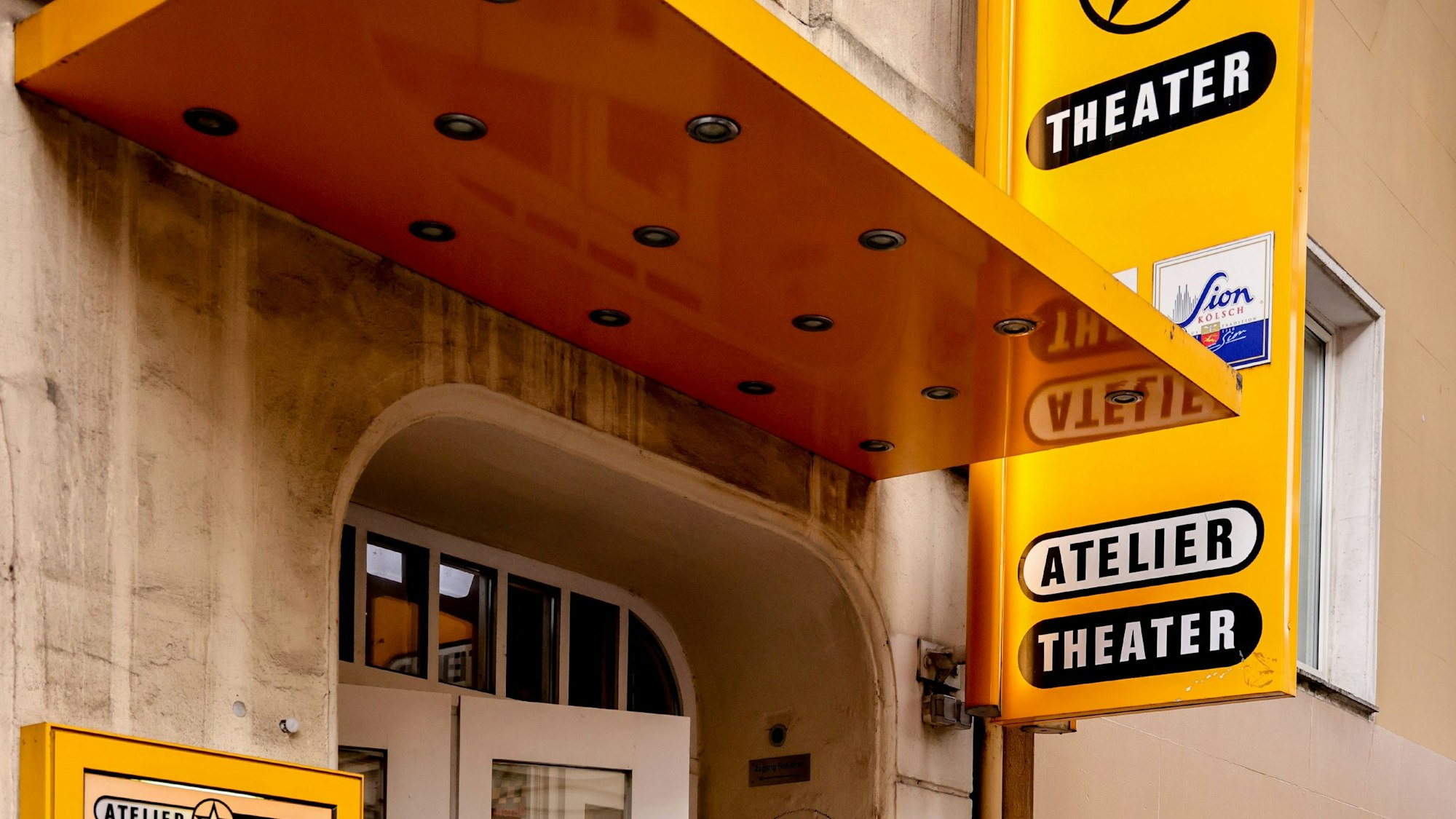Das Schild vom Atelier Theater in Köln. (Archivbild)