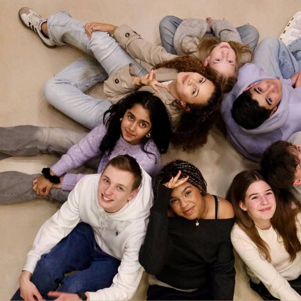 Acht Teilnehmerinnen und Teilnehmer der Finals von „The Voice Kids“ um die Leverkusenerin Sohum (Mitte links) haben das gemeinsame Projekt „We are the voice“ gegründet.