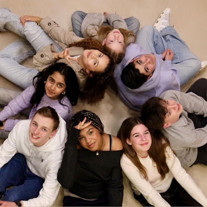 Acht Teilnehmerinnen und Teilnehmer der Finals von „The Voice Kids“ um die Leverkusenerin Sohum (Mitte links) haben das gemeinsame Projekt „We are the voice“ gegründet.