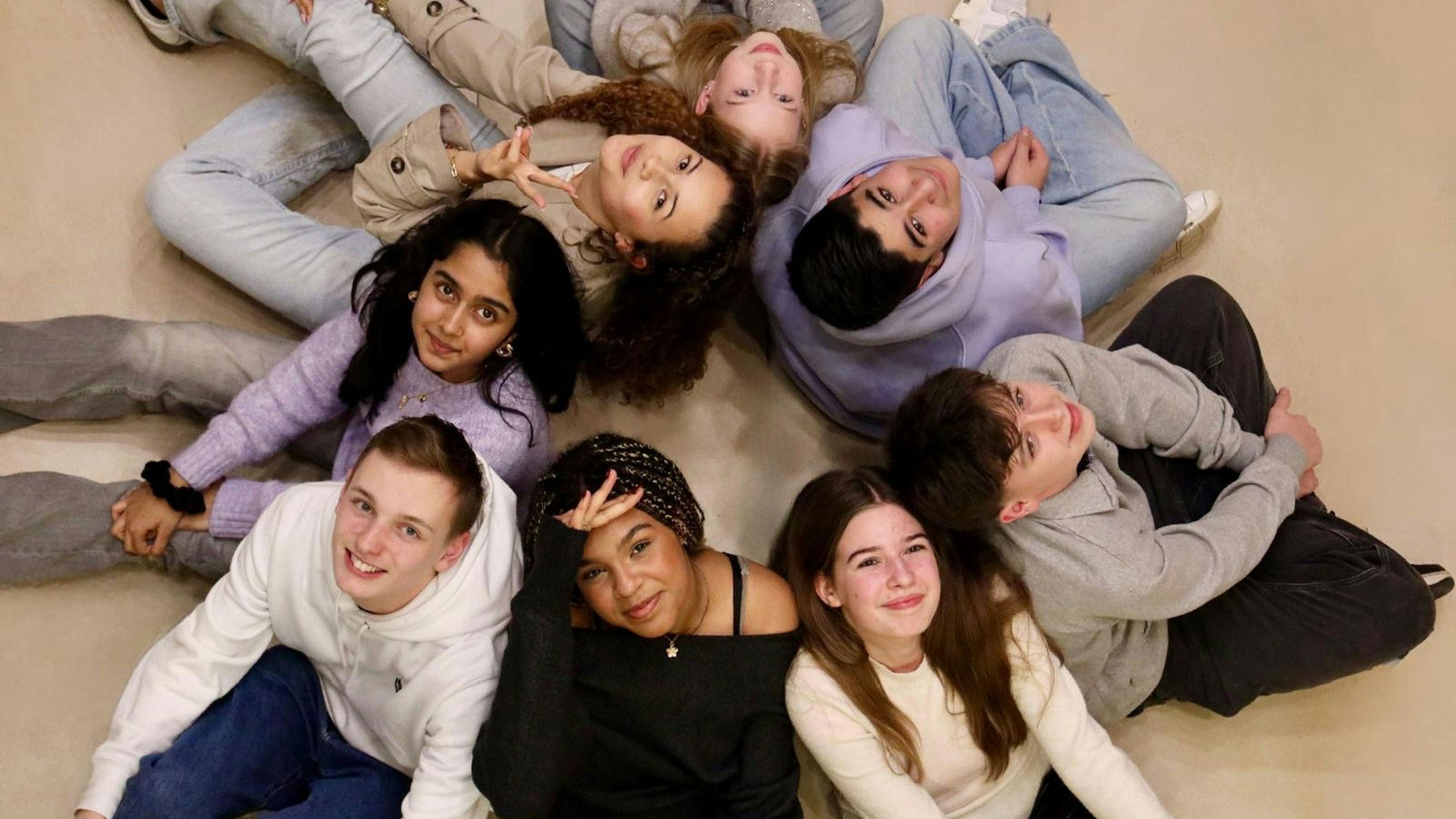 Acht Teilnehmerinnen und Teilnehmer der Finals von „The Voice Kids“ um die Leverkusenerin Sohum (Mitte links) haben das gemeinsame Projekt „We are the voice“ gegründet.