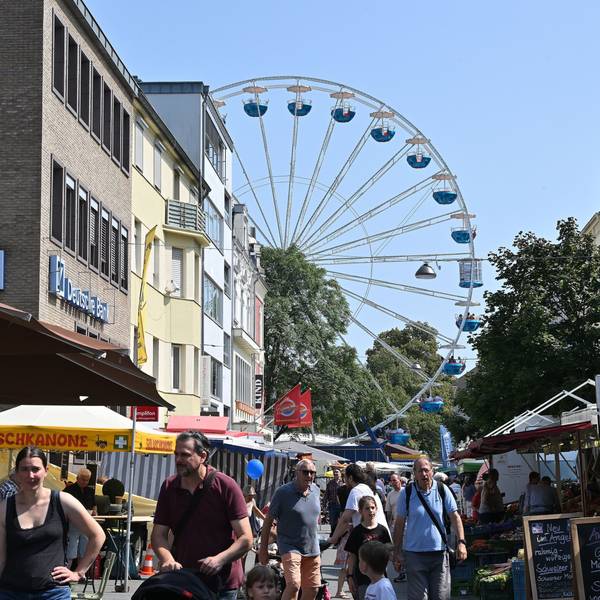 Ein Riesenrad steht in der Gladbacher Stadtmitte.