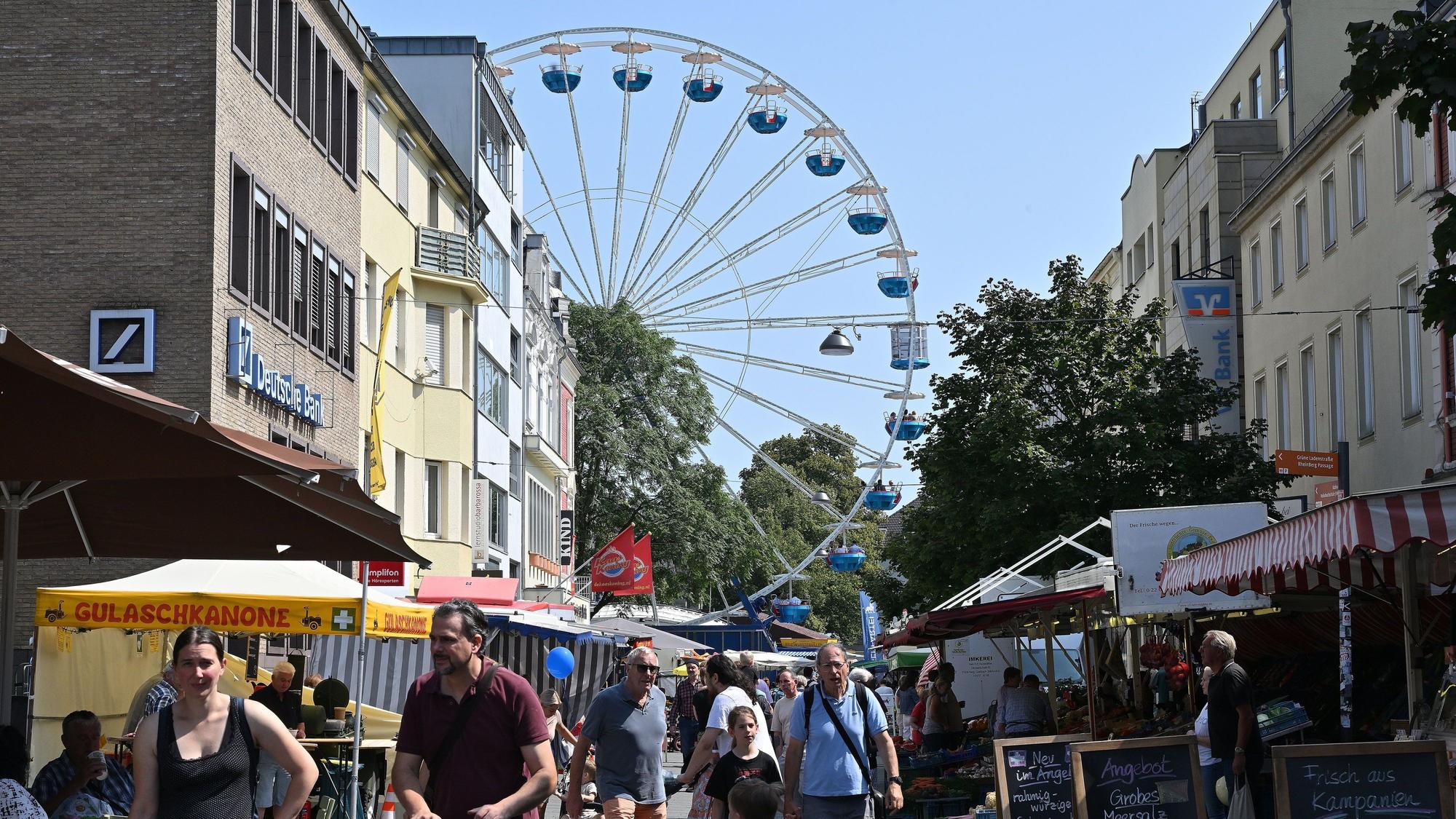 Ein Riesenrad steht in der Gladbacher Stadtmitte.